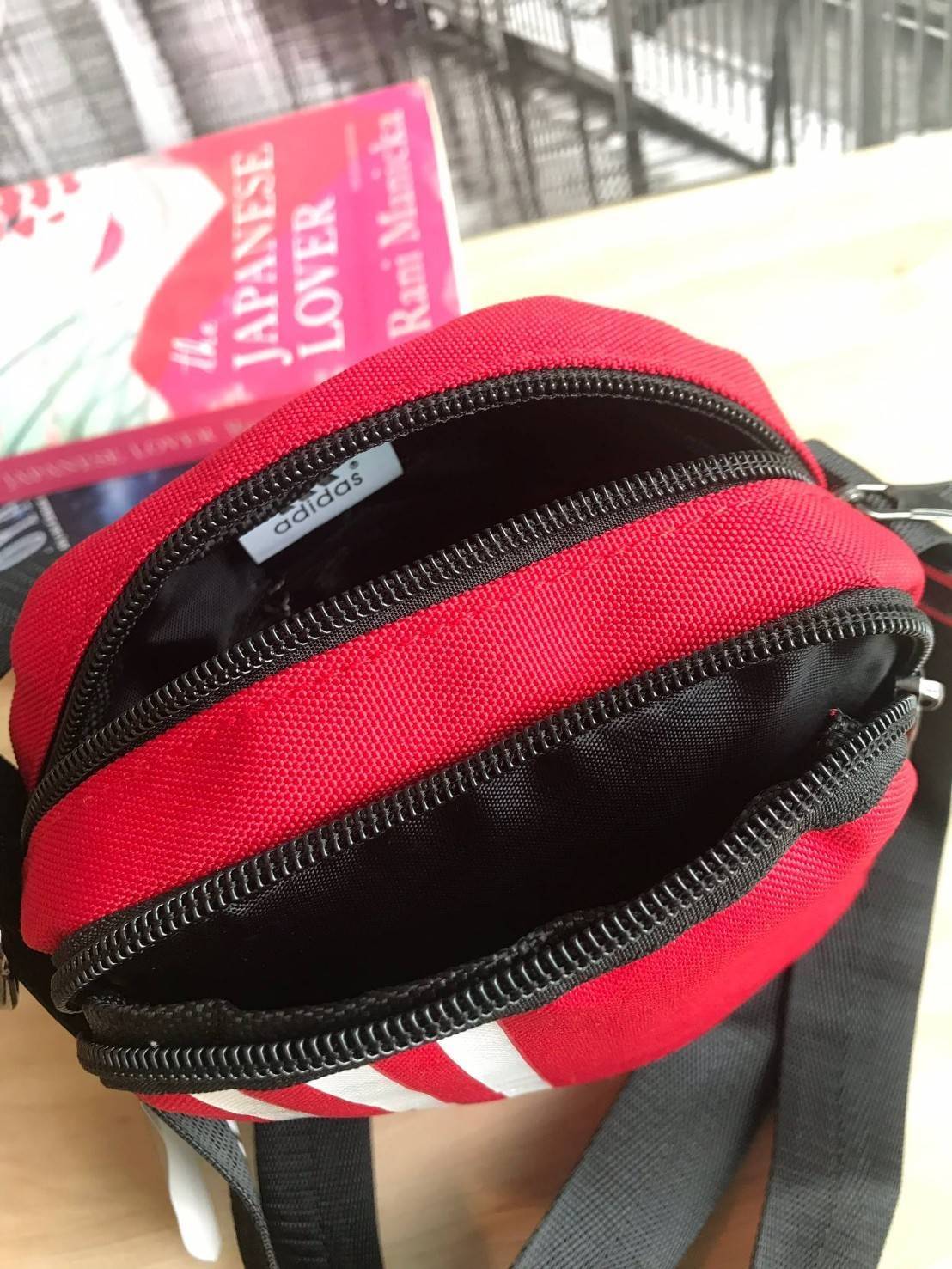 Adidas mini crossbody bag กระเป๋าสะพายข้าง วัสดุ polyester ด้านหน้า สกรีน logobrand เปิดปิดแบบซิปใส่ wallet สั้น, มือถือได้ทุกรุ่น แบ่งช่องเป็นสัดส่วนใช้ได้ทั้ง ญ และ ช ค่ะ