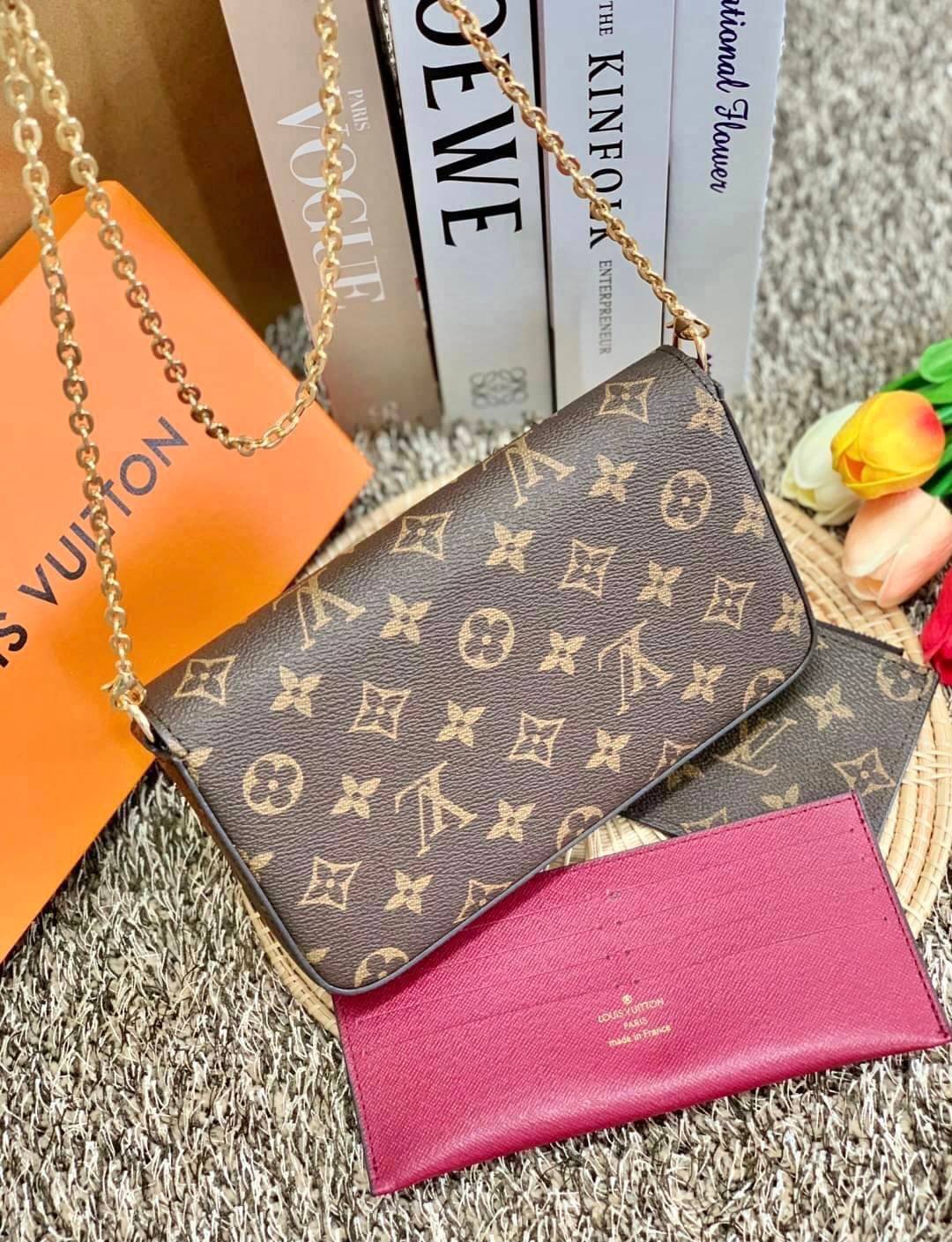 เน้นใช้งานได้จริงในชีวิตประจำวันค่ะ Louis vuitton felicie pochette พร้อมส่ง ซื้อ1ได้ถึง3!! มีไม่มาก หมดแล้วหมดเลยจ้าา! Premium gift จาก LV กระเป๋าสะพายข้างหรือถือแบบคลัทออกงาน หนังแกะแท้สวยงามค่ะ เปิดปิดกระเป๋าแบบกระดุม ภายในสามารถใส่มือถือได้ทุกรุ่น;พาสป
