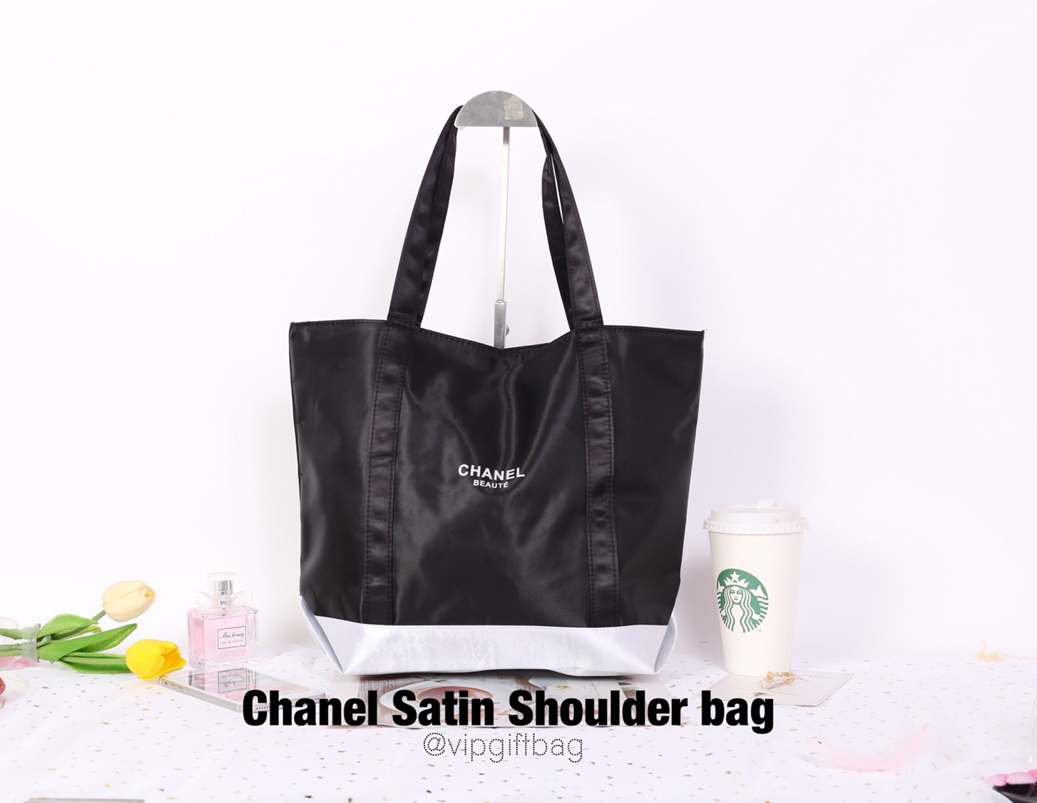 Chanel Satin Shoulder bag วัสดุ (Material) : Satin กระเป๋าสะพายข้าง ขนาดกำลังดีค่ะ ใส่เอกสารหนังสือได้นะคะ ด้านในซับผ้าลายเดียวกับสีกระเป๋าเลยค่ะ เป็นกระดุมแม่เหล็กเปิดปิด สินค้าพรีเมี่ยมแท้ แถมจากเค้าเตอร์แบรนด์ประเทศญี่ปุ่นค่ะ