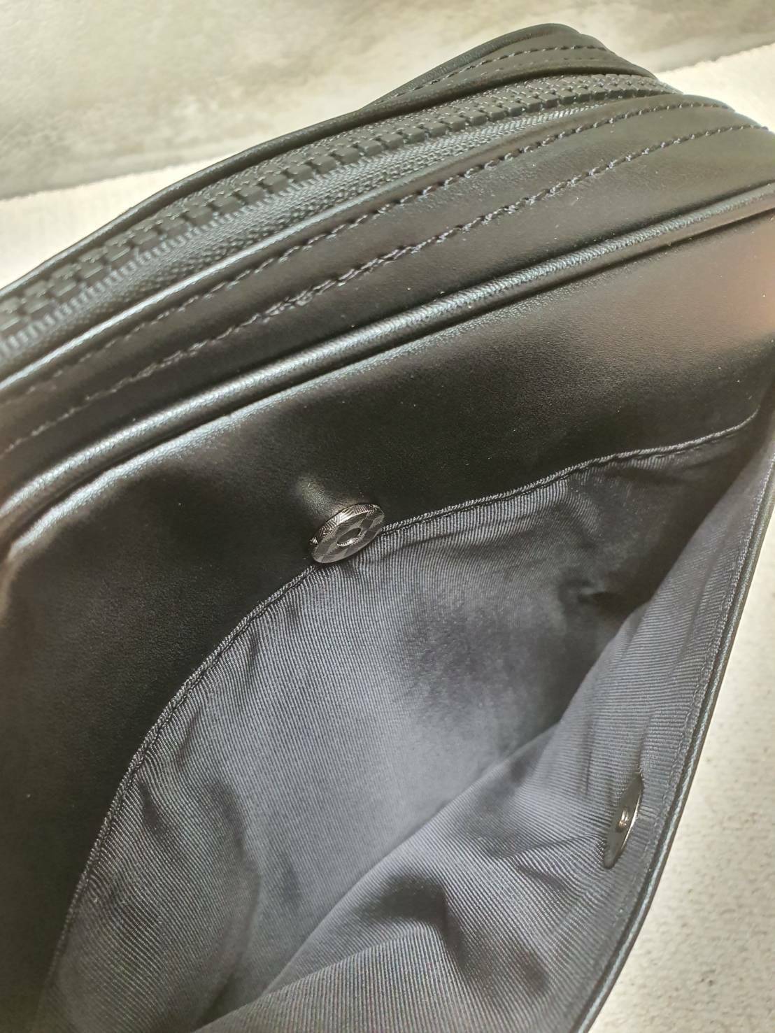 COACH Academy Sport Crossbody Bag กระเป๋าสะพาย crossbody สำหรับคุณผู้ชาย วัสดุหนัง ขนาดกำลังดี แบ่งช่องใช้งานเป็นสัดส่วน ทั้งภายนอก และภายใน ใส่ wallet ยาว mini iPad และของใช้ได้จุ กเานหลังมีอีก 1 ช่อง พร้อมสายสะพายยาว style sport ปรับได้ค่ะ