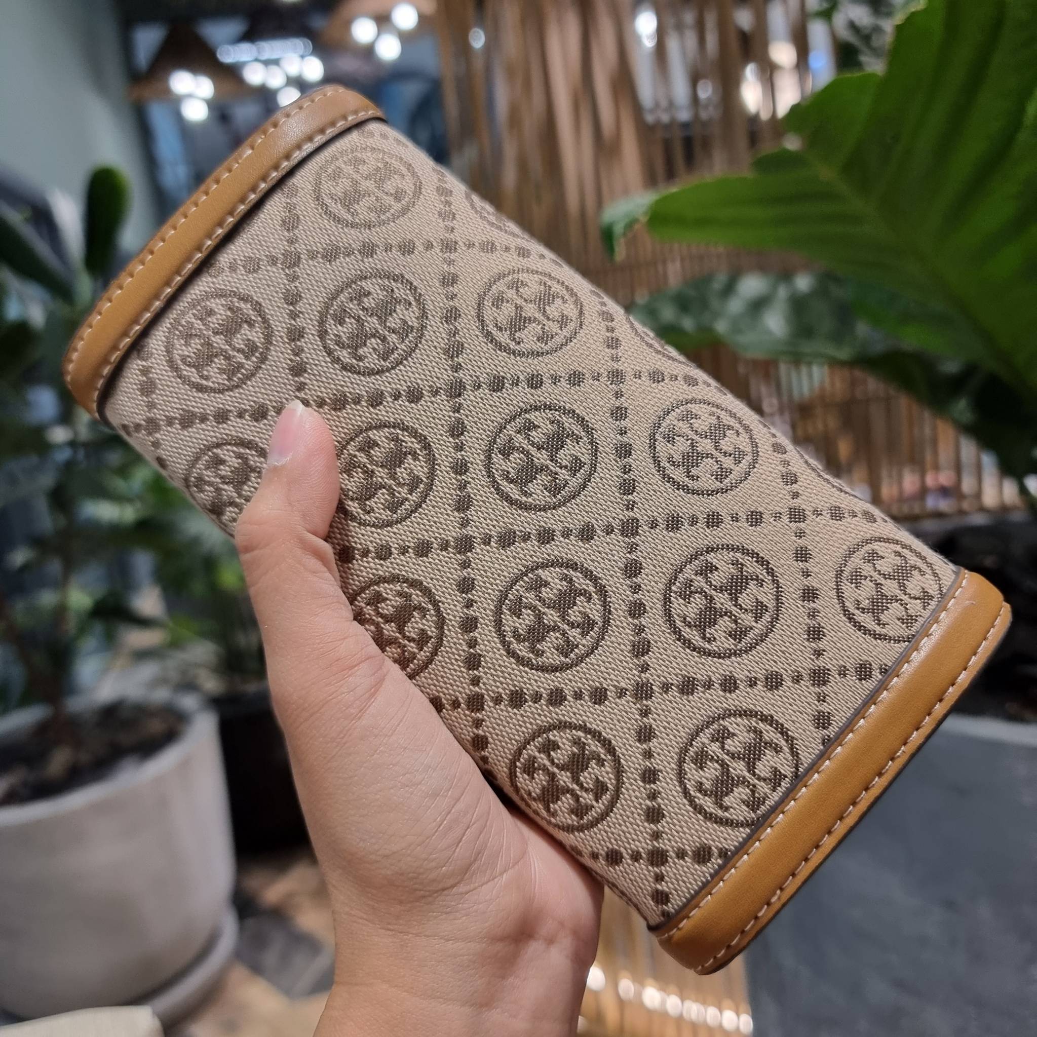 TORY BURCH T MONOGRAM JACQUARD CROSSBODY WALLET best seller ของคอลเลคชั่นนี้ ต้องไม่พลาด กับกระเป๋าสะพายกึ่งกระเป๋าสตางค์ ที่ช่วยให้ชีวิตง่ายขึ้น วัสดุผ้า jacquard ตัดสลับหนังแท้ เปิด-ปิดแบบฝาปิดแม่เหล็ก ภายในใส่ธนบัตรได้ มีช่องใส่บัตร และยังมีช่องซิปอีกด
