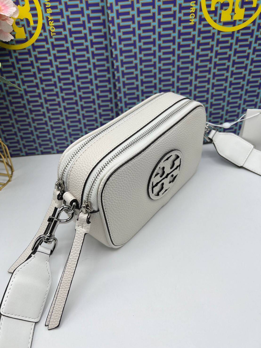 TORY BURCH Miller Mini Crossbody Bag / TORY CAMERA BAG / TORY BAG พร้อมส่ง 5 สี กระเป๋าสะพายใบเล็กมินิมอลในรูปทรงใหม่ที่คล่องตัว