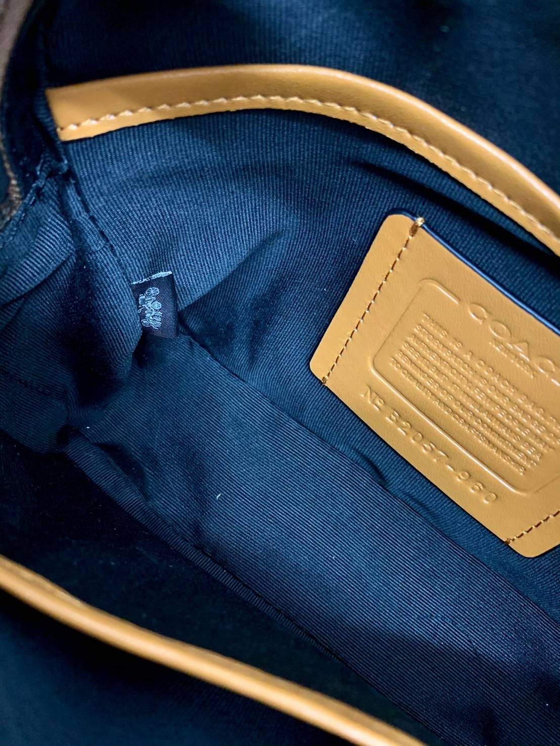 COACH ACADEMY CROSSBODY IN SIGNATURE WITH VARSITY ZIPPER ((768, 960)) พร้อมส่งที่ไทยอีกครั้ง! ได้ไปหลงรักแน่นอนค่ะ😘 กระเป๋าสะพายครอสบอดี้ร์ของคุณผู้ชาย((สาวหล่อใช้ก็สวยทีเดียว)) หนังแท้อย่างดี หนังนิ่มมือดีค่ะ