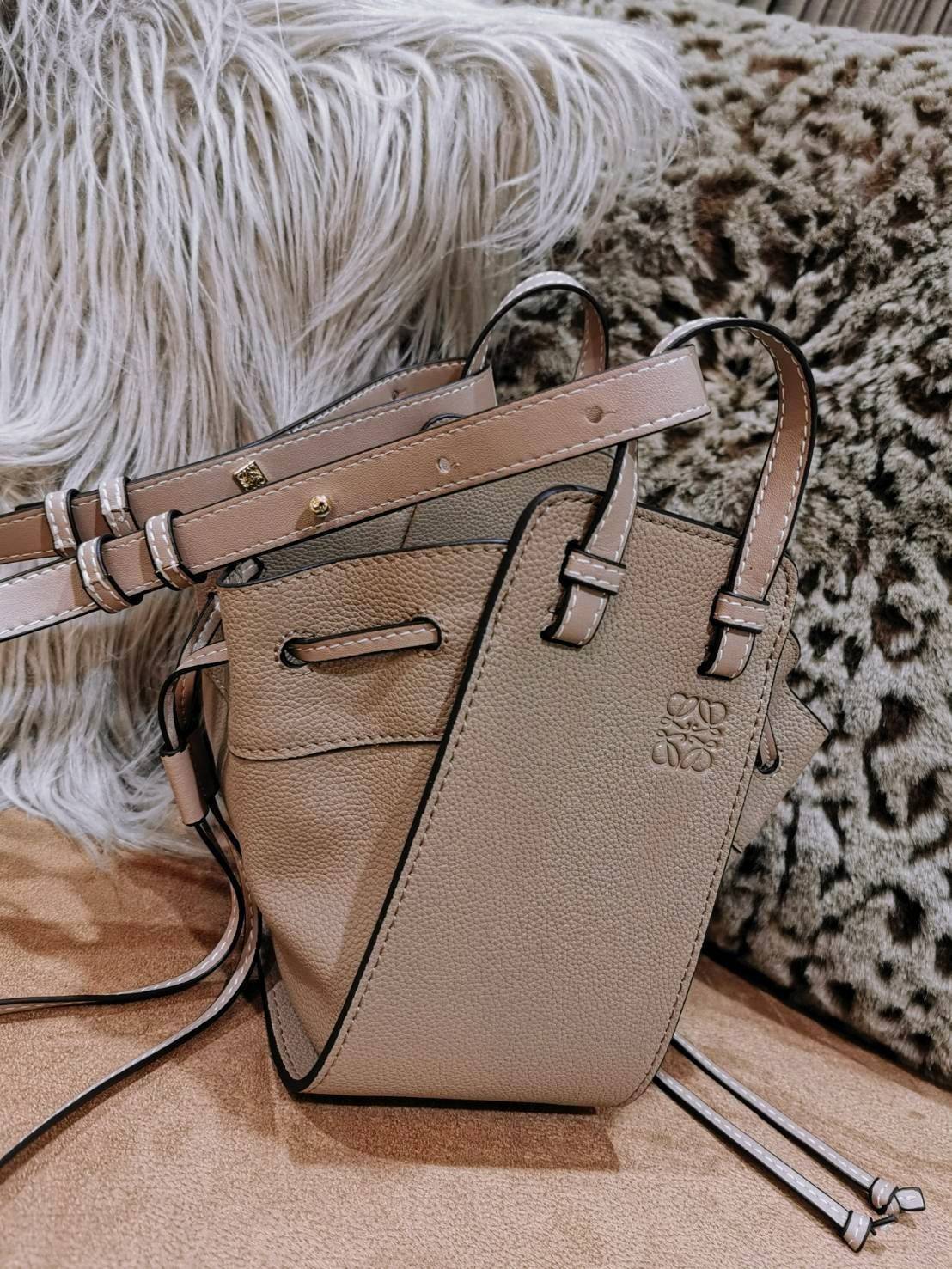 LOEWE HANDLE & SHOULDER BAG GIFT WITH PURCHASE (GWP) กระเป๋าถือหรือสะพายหนังแท้พรีเมี่ยมกิ๊ฟ Limited จาก LOEWE PERFUME DUTYFREE รุ่น Rare items สุดๆวัสดุหนังแท้ Calfskin หนังสวยดีไซน์คงเอกลักษณ์แบรนด์ สามารถปรับใช้ได้หลายทรงด้านข้างมีหูรูดปรับขยายทรงได้ภา