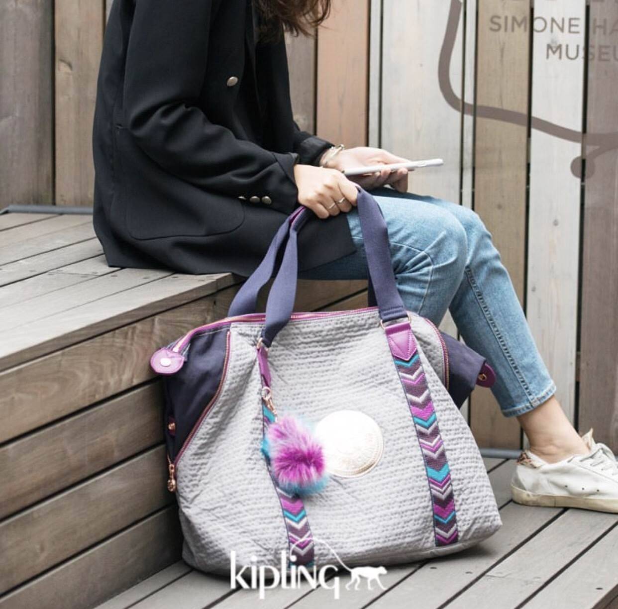 NEW ARRIVAL! KIPLING ART (LARGE) TOTE BAG 2018 กระเป๋าถือหรือสะพายรุ่นใหม่ใบใหญ่จุใจสาวๆที่สัมภาระเยอะ วัสดุ Nylon+Polyester 100% น้ำหนักเบา โดดเด่นที่สามารถรูดซิปมุมกระเป๋าเปลี่ยนทรงได้ไม่จำเจ มีหูหิ้วสะพายไหล่ได้ มือจับหูหิ้วเป็นหนังปั้มโลโก้ พวงกุญเเจล