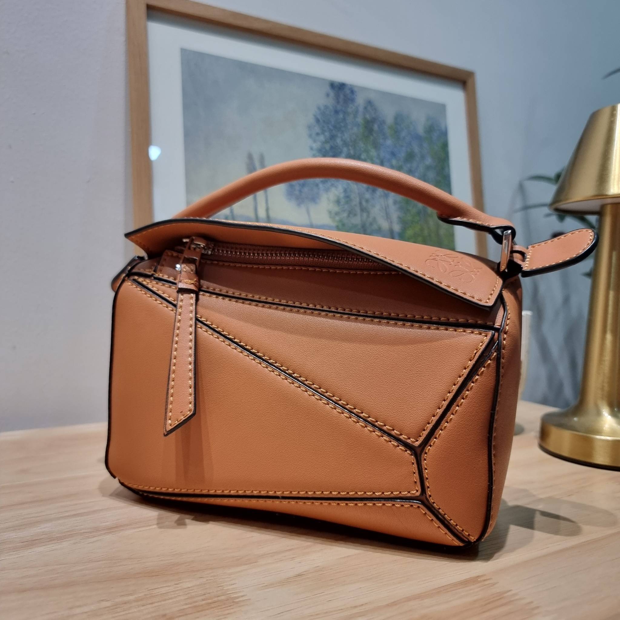 LOEWE MINI PUZZLE BAG IN CLASSIC สุดยอดแบรนด์ที่ดีไซน์เป็นเอกลักษณ์ โดดเด่น สวยหรู กับกระเป๋าสะพายข้างทรงกล่อง ไซส์มินิ สไตล์พัซเซิล