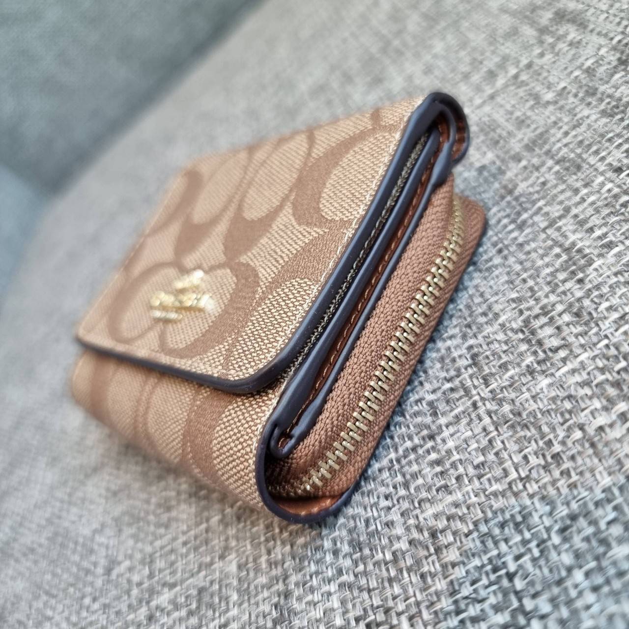 OUTLET 】COACH F41302 SMALL TRIFOLD WALLET IN SIGNATURE CANVAS สวยคลาสสิค พกพาง่าย ใบเล็กน่ารักน่าใช้ ต้องยกให้ใบนี้จ้า 💗💋 ตอบโจทย์คนชอบพกน้อยที่สุด!! กระเป๋าสตางค์ใบสั้นหนังแคนวาสเคลือบคุณภาพดี ภายในเป็นหนังแท้ ใส่บัตร ใส่ธนบัตรได้ทุกชนิด 