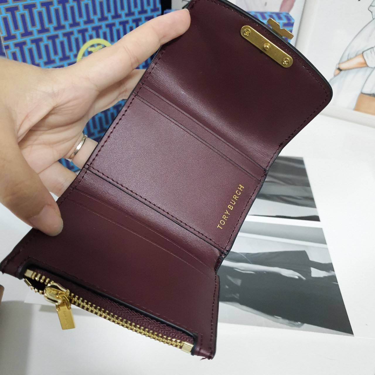 ของแท้ 💯% TORY BURCH SMALL WALLET กระเป๋าสตางค์สุดคลาสสิค ใบจิ๋วขนาดกำลังน่ารัก พกพาง่าย วัสดุหนังแท้ ประดับโบโก้ทอง