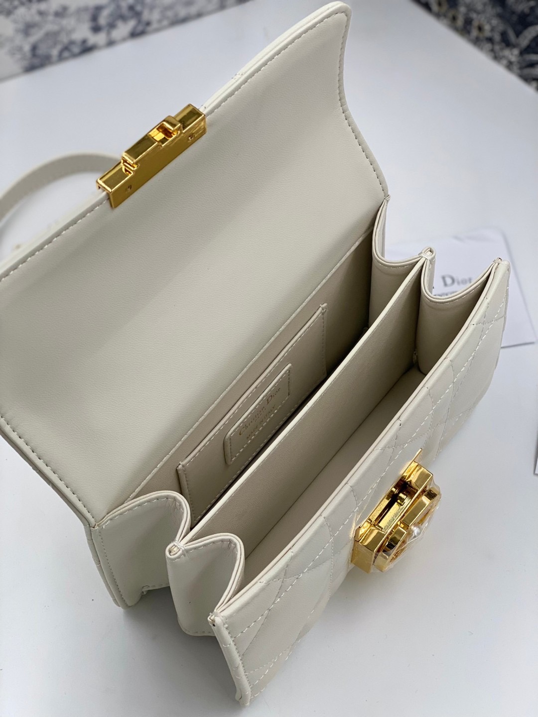 Mini Dior Ange Bag Macrocannage CD clasp with white resin pearl กระเป๋าถือพร้อมสายสะพาย ประดับตัวล็อคมุก สวยงามเหนือกาลเวลา เกรดออริ 1:1 ใช้งานต่างประเทศได้