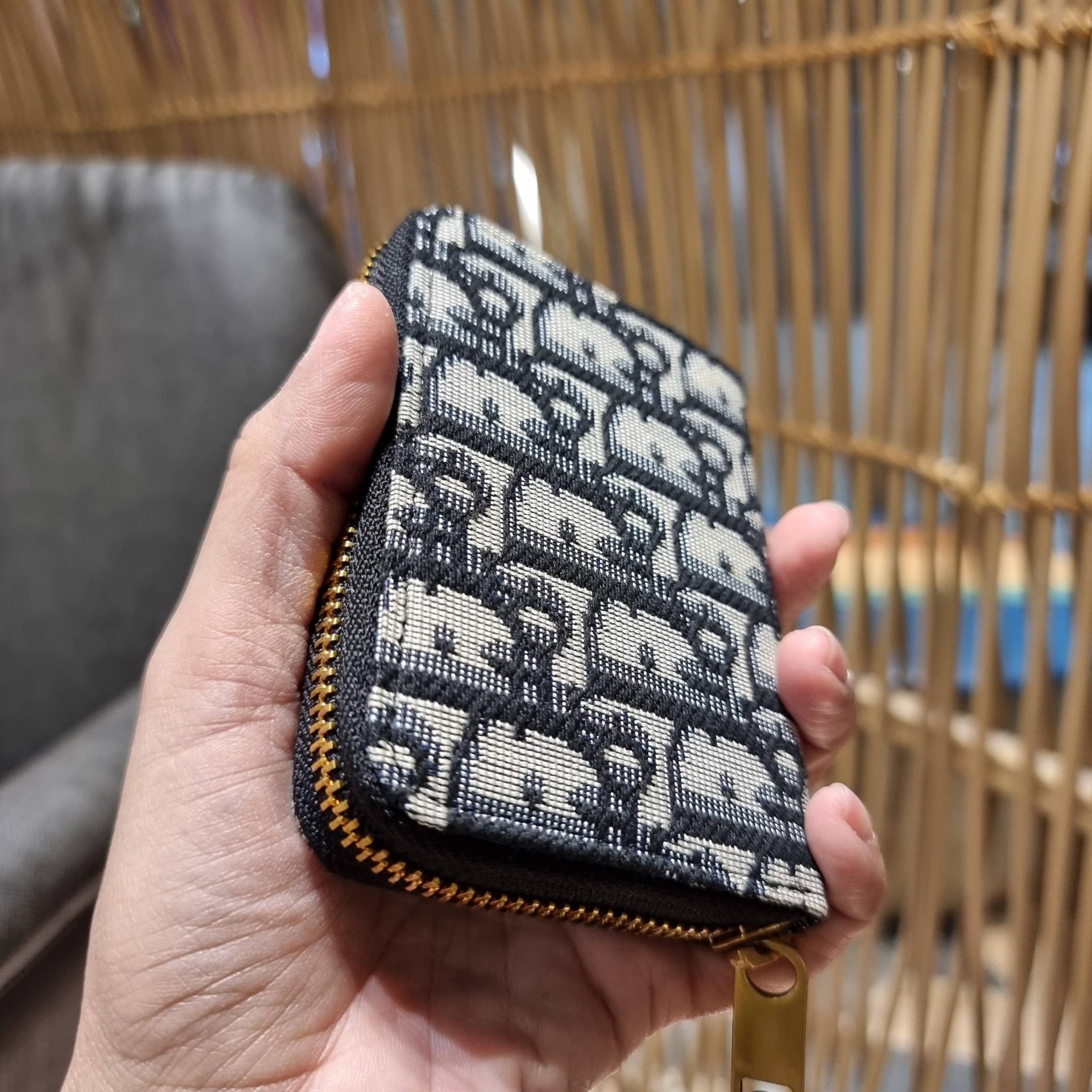 VIP 】CD ZIP AROUND SHORT WALLET WITH GWP กระเป๋าสตางค์ใบสั้นซิปรอบ พรีเมี่ยมกิ๊ฟจากเคาน์เตอร์ วัสดุผ้าแคนวาสปักลาย สลับหนังแท้ภายใน ดีไซน์เรียบหรู ผู้ดีที่สุด!! ภายในมีช่องใส่บัตร ใส่ธนบัตรได้ (แบบพับ) หรือจะพกไว้ใส่เหรียญ สะดวกใช้มากๆ มาพร้อม box set ในร