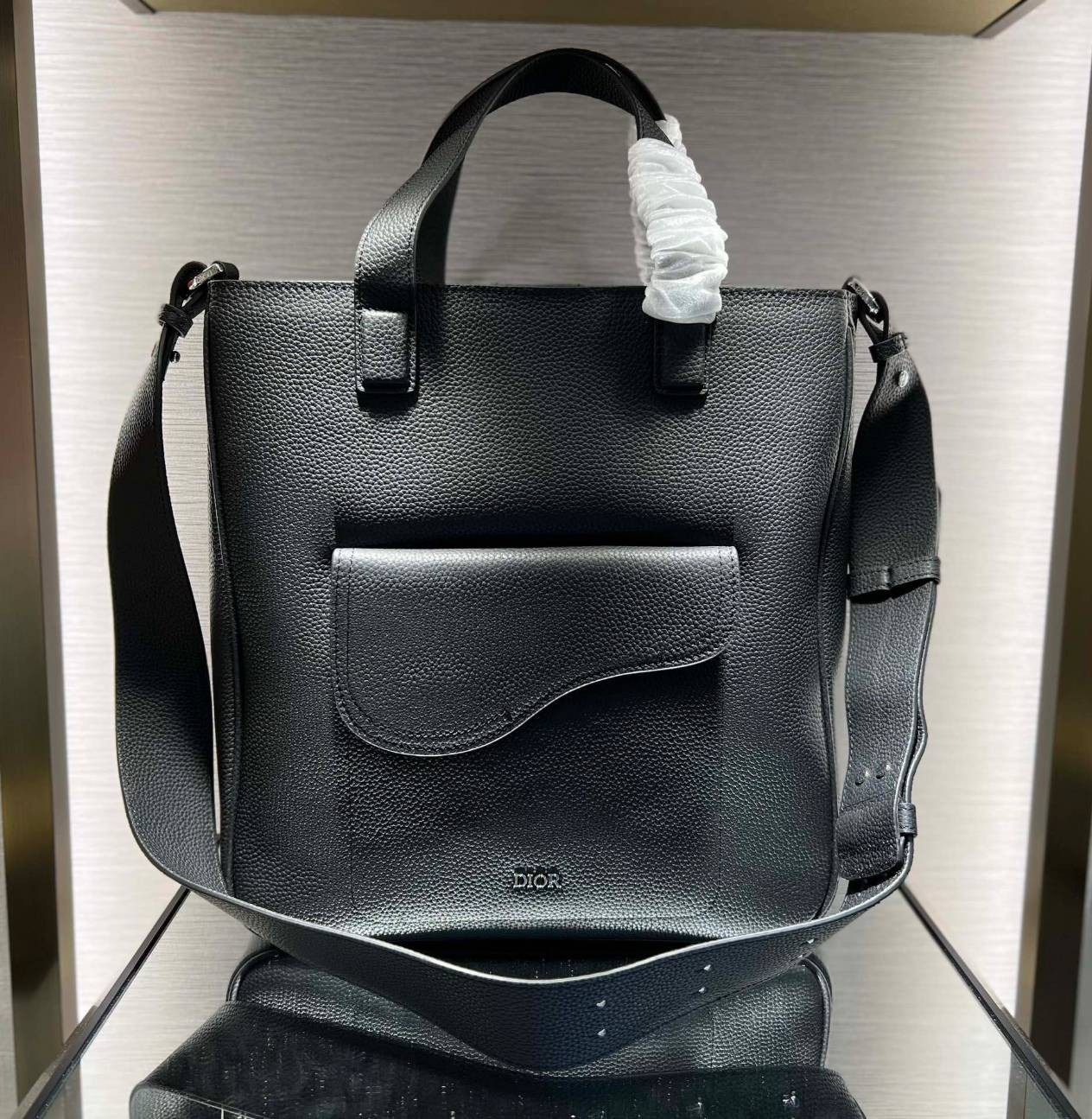 หนังแท้ CHRISTIAN DIOR SADDLE TOTE BAG WITH SHOULDER STRAP Black Grained Calfskin พร้อมส่งที่ไทย เกรดออริจินอลหนังแท้ทั้งใบ ภาพสินค้าถ่ายจากงานขายจริง ใช้งานต่างประเทศได้