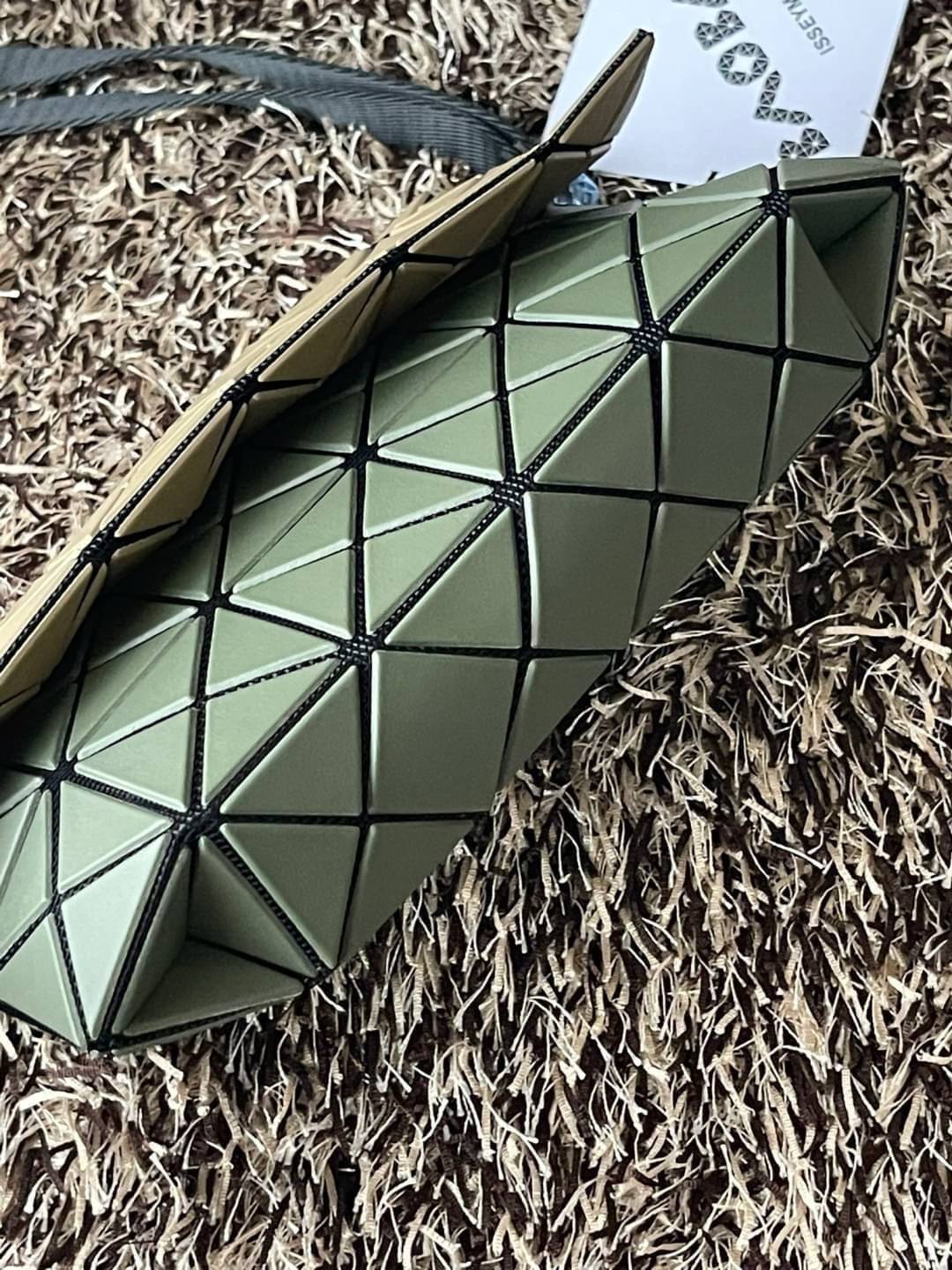 Baobao Issey Miyake Prism Kangaroo crossbody bag กระเป๋าสะพาย Crossbody รูปทรงสี่เหลี่ยมผืนผ้า ไซส์กำลังพอดี เห็นแบบนี้บอกเลยว่าใส่ของสำคัญได้แบบครบถ้วน ไม่ว่าจะเป็นโทรศัพท์ กระเป๋าตังค์ หรือพาวเวอร์แบงค์ จัดเป็นอีกหนึ่งรุ่นที่น่ารัก สายสะพายปรับได้ตามควา