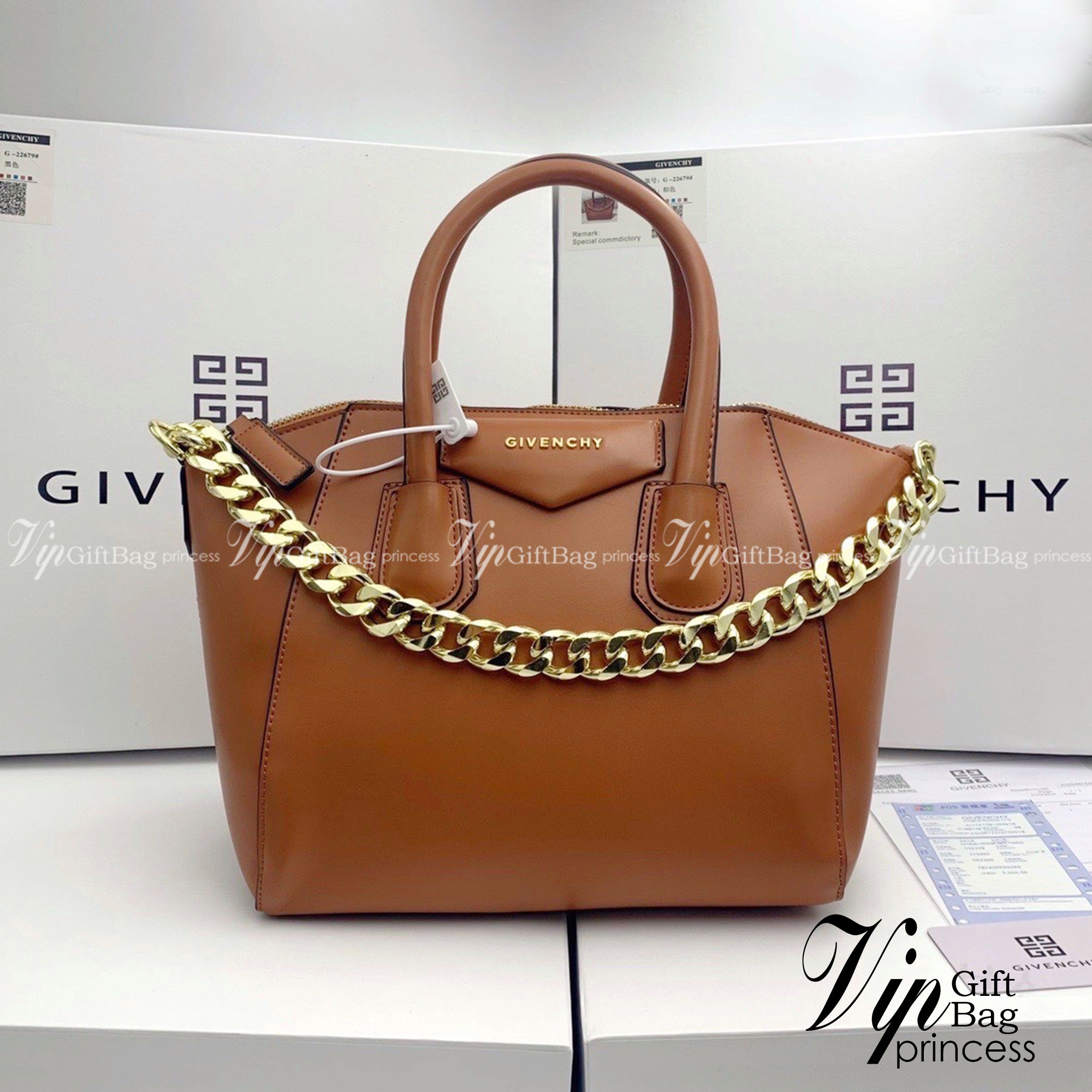 GIVENCHY Antigona Chain Small leather tote bag 10" กระเป๋าสะพายทรงหมอน งานซิปบน หนังเรียบ อะไหล่ทอง กระเป๋าสุดคลาสสิก ใบเดียวก็เอาอยู่ Day to Night Bag เข้าได้กับลุค Smart Casual