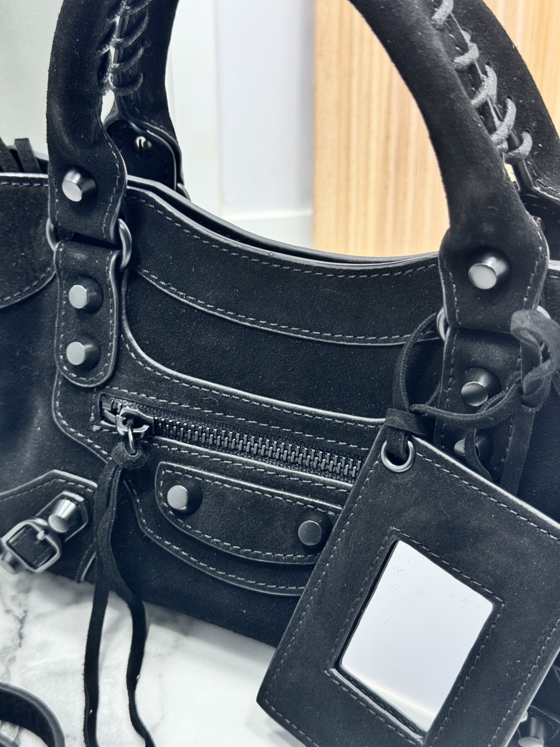 ORI หนังแท้ | Balenciaga Le City suede bag กระเป๋าถือ/สะพายข้างดีไซน์โดดเด่นสวยเท่ล้ำสมัย ใหม่ล่าสุดงานหนังกลับที่สุดแห่งความไอคอนิกไม่เหมือนใคร มีกิมมิคและลูกเล่นแพรวพราว