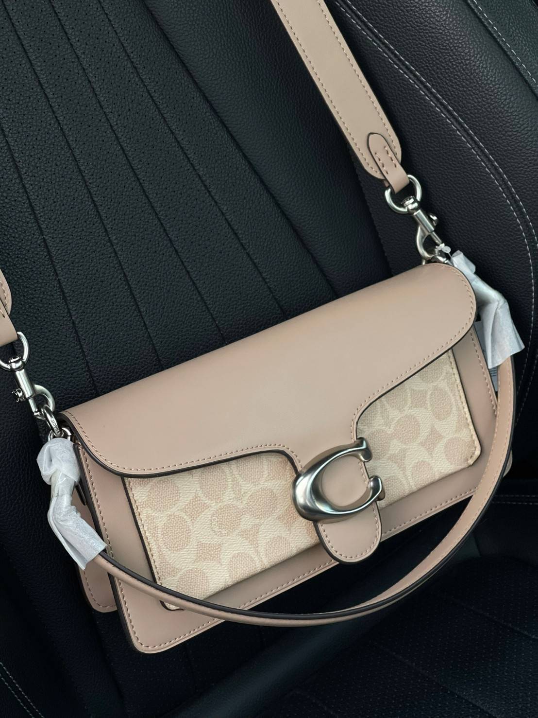 Coach tabby shoulder bag ให้ลุคเก๋ ๆ ด้วยสีและลวดลายคลาสสิกตามแบบฉบับสาว Coach กระเป๋าสะพายไหล่สุดคลาสสิกรุ่นนี้ เป็นรูปทรงสี่เหลี่ยมผืนผ้าที่เข้าได้กับสาว ๆ ทุกสไตล์ หมุดสำหรับเปิดปิดกระเป๋าที่เป็นรูปตัว C ทำให้ได้กระเป๋าที่บ่งบอกความเป็น Coach ได้อย่างส