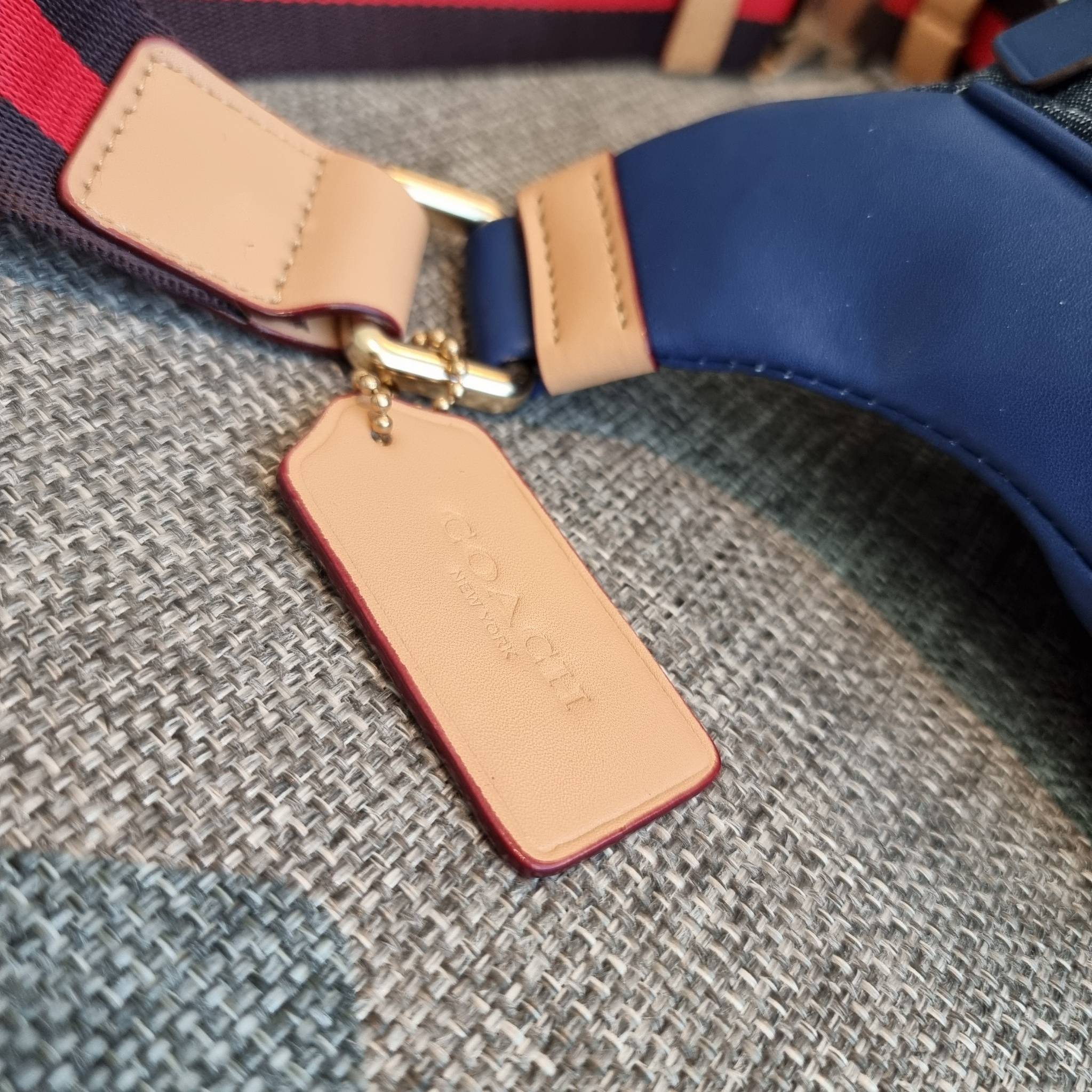 OUTLET 】COACH C4035 HERITAGE BELT BAG IN SIGNATURE CHAMBRAY ใหม่ล่าสุด กระเป๋าคาดอกสุดชิคสำหรับหนุ่มๆ เป็นดีไซน์กึ่งสปอร์ตที่ดูหรูมากๆ แพทเทิร์นเป็นที่ใช้งานง่าย วัสดุผ้าแชมเบรย์สลับหนังแท้ ไม่หนาไม่บางจนเกินไป มีช่องด้านหน้า และซิปหลัก ภายในโล่งกว้าง จุข