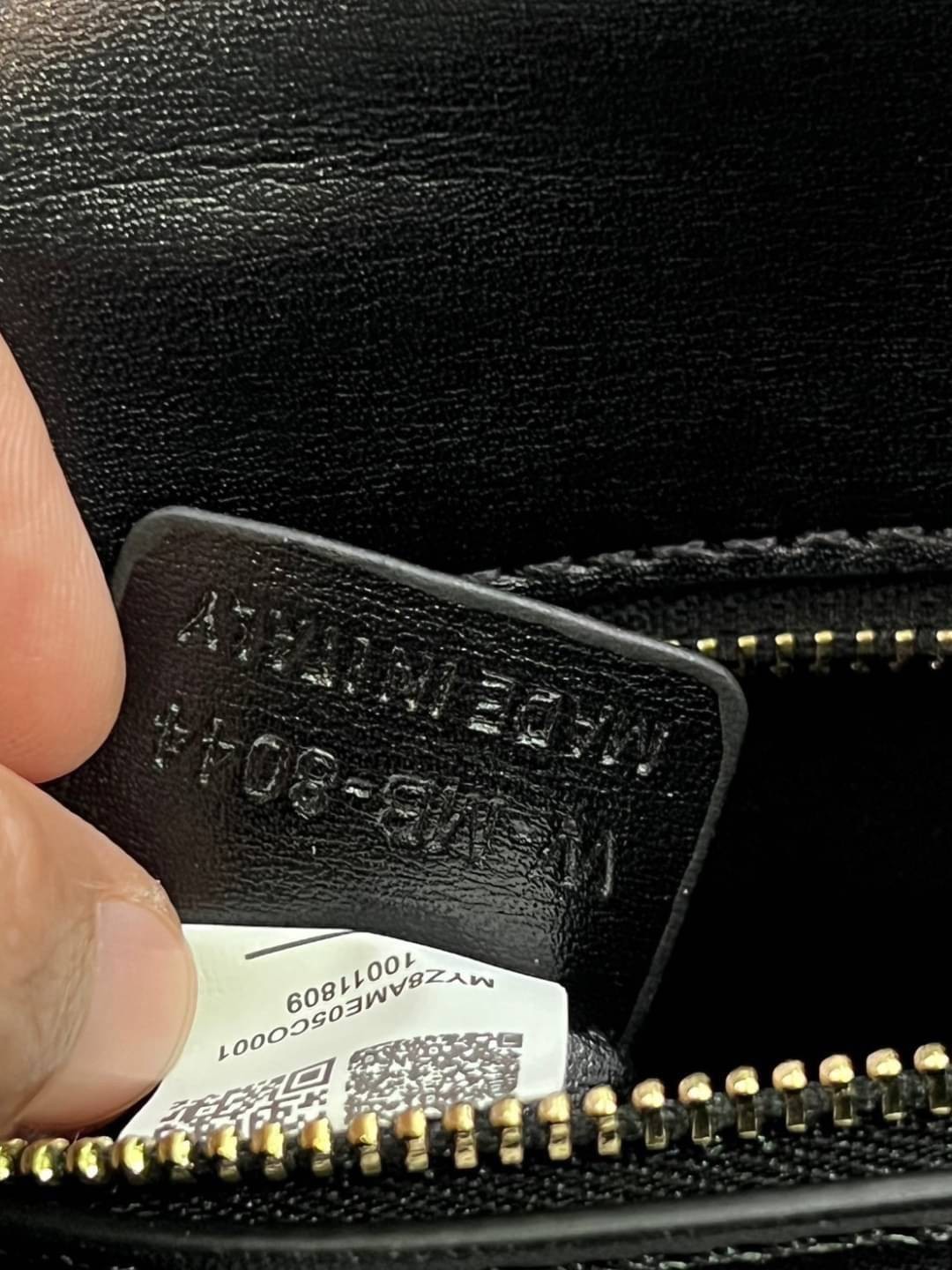 CELINE Classique Triomphe Bag in shiny / CELINE TRIOMPHE WITH CHAIN กระเป๋าสะพายทรงกล่องคล้าย Classic Box แต่มีรุ่นใหม่ออกแบบโลโก้สะดุดตาวินเทจ ด้วยดีไซน์ที่ดูโฉบเฉี่ยว