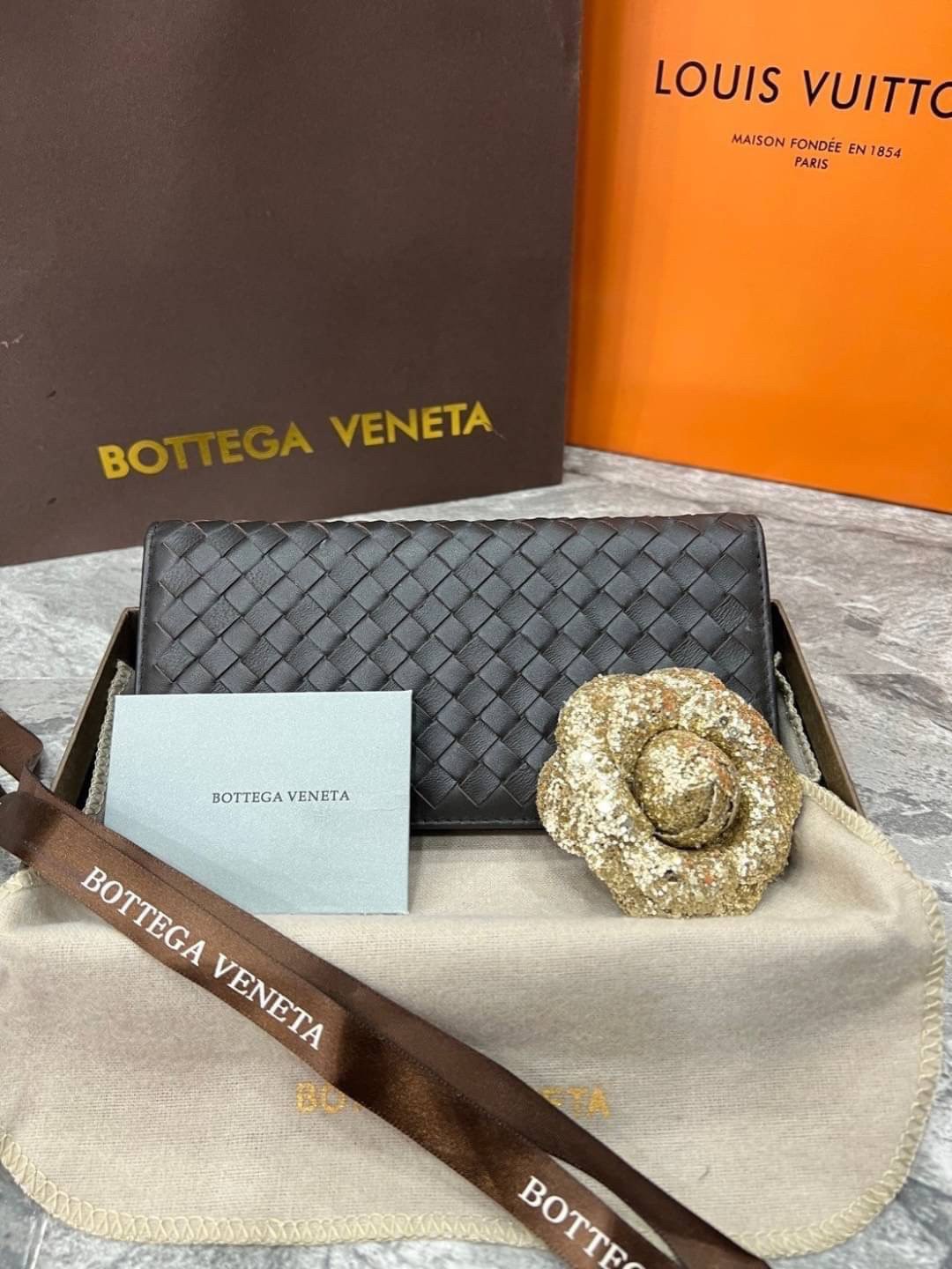 VIP 】หนังแท้ BOTTEGA VENATA WALLET กระเป๋าสตางค์ใบยาว รุ่นตามหา มาเท่าไหร่ไม่เคยพอเลยค่า เป็นรุ่นคลาสสิกที่หยิบมาใช้งานได้บ่อยที่สุด งานหนังแท้ทั้งใบสวยมากนะคะ ใช้ทนทานได้นานเลย ภาพสินค้าถ่ายจากงานขายจริง พร้อมส่งที่ไทยราคาสุดคุ้มห้ามพลาดค่ะ!