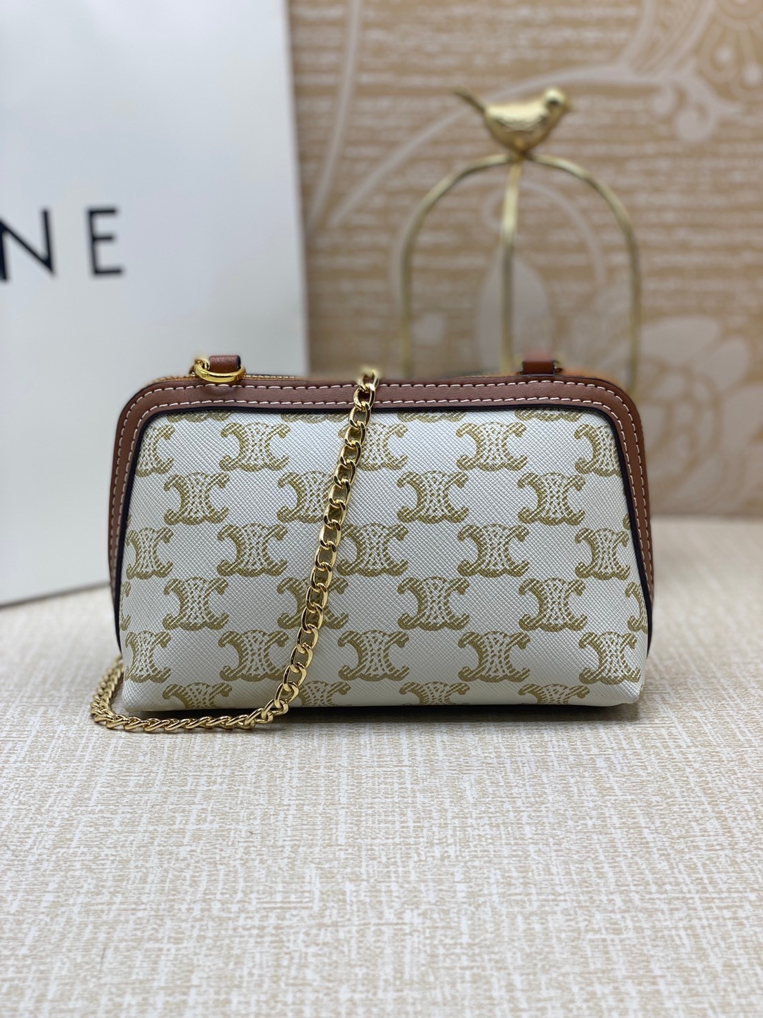 CELINE POUCH 16cm / CELINE TRIOMPHE Triumphal Arch Canvas / CELINE CLUTCH WITH CHAIN ภาพถ่ายจากสินค้าจริง พร้อมส่งที่ไทย ใช้งานต่างประเทศได้ กระเป๋าคลัทช์ดีไซน์เรียบหรูออกแบบมาได้อย่างลงตัว