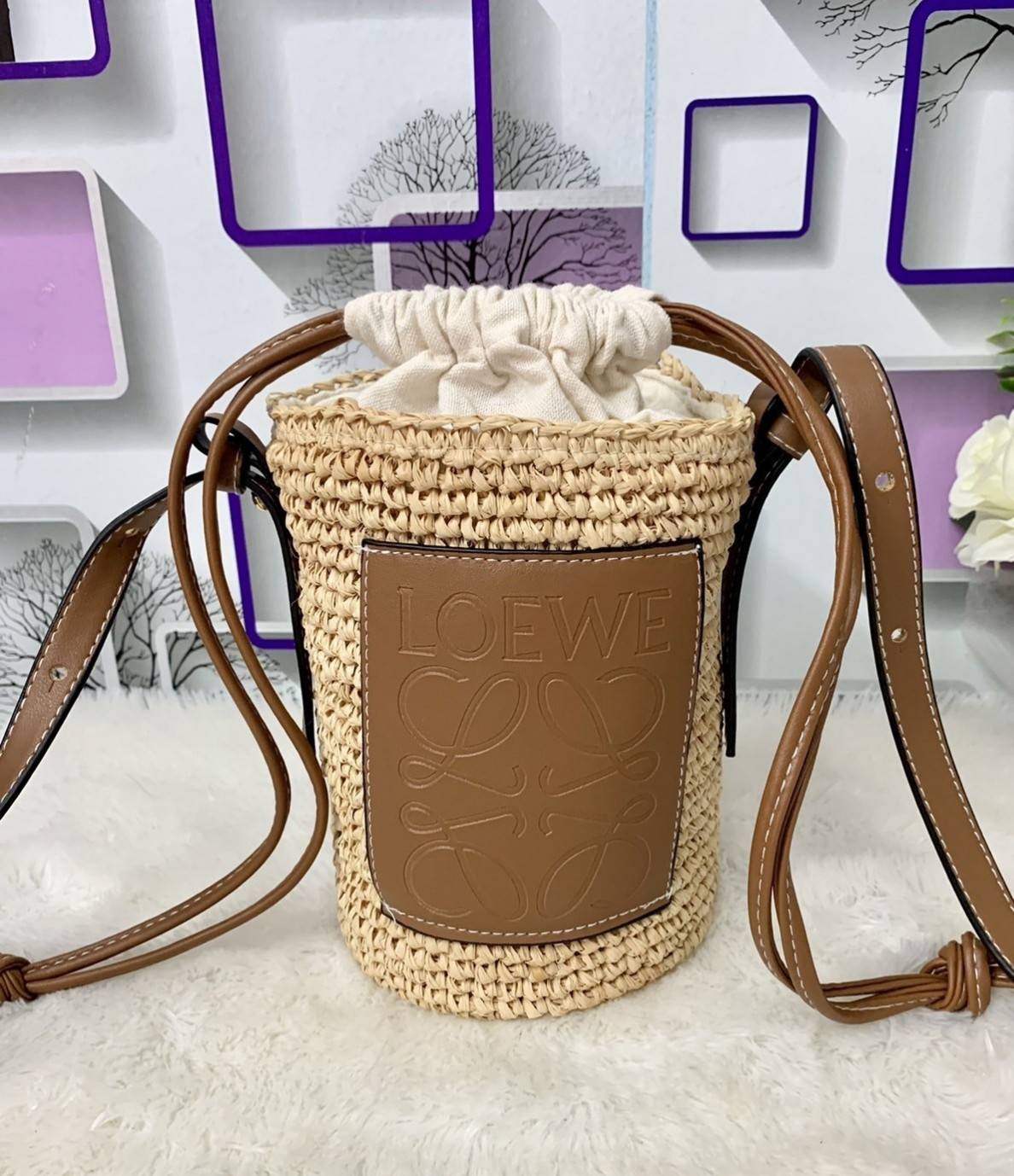 Loewe Bucket Bag / Loewe raffia and hemp bucket bag วัสดุ Textile Canvas & CalfSkin เป็นการนำวัสดุธรรมชาติมาสังเคราะห์หรือทอจนเป็นเนื้อเดียวกันคล้ายงานสาน มีความวินเทจในตัว น้ำหนักเบา ดูแลรักษาง่าย เหมาะกับยุคสมัยที่เข้ากับธรรมชาติและต้องการความคล่องตัว เ