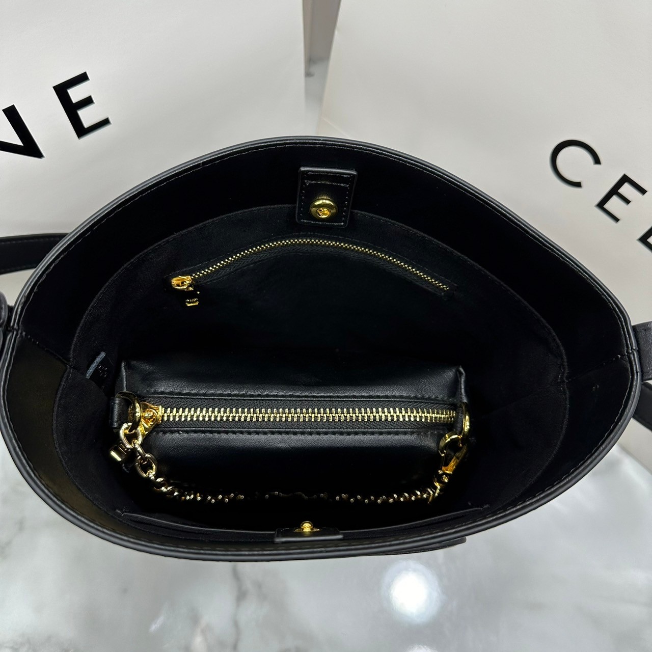 CELINE BUCKET CUIR TRIOMPHE bag in denim with full Triomphe กระเป๋าสะพายทรงบัคเก็ตเดนิม ปักลายแบรนด์สีขาวสวยโดดเด่น พิเศษพร้อมใบลูกสะดวกใช้งาน รุ่นฮิตข้ามปี งานสวยเรียบหรู ผู้ดีไปอีก