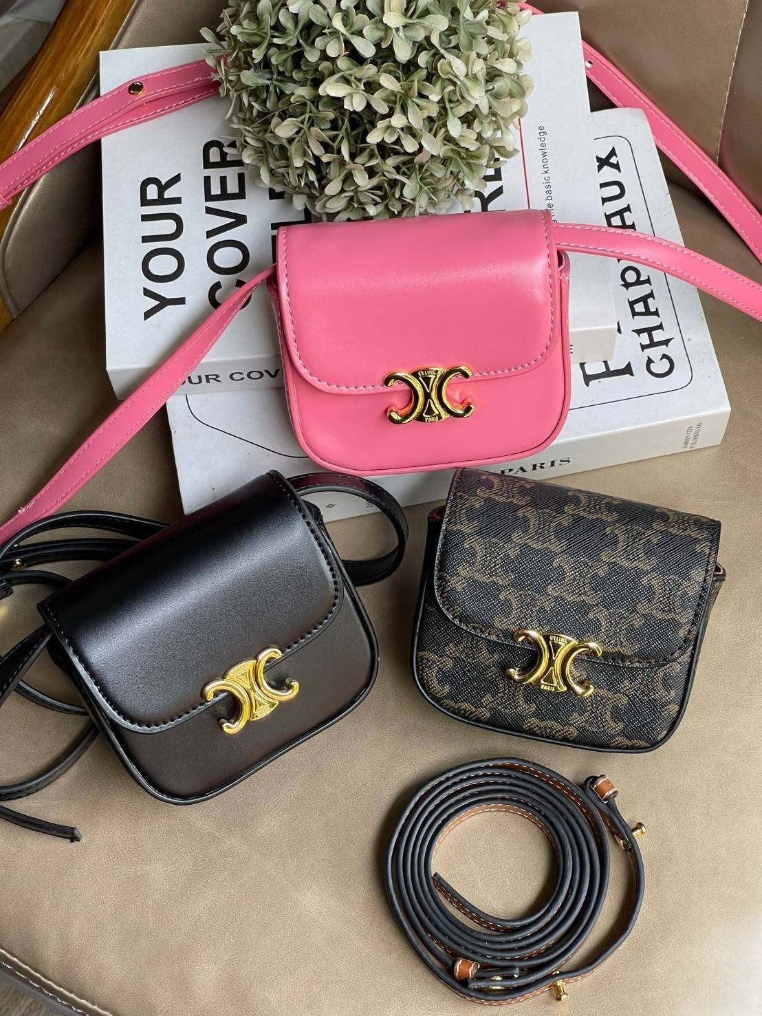 CELINE MINI TRIOMPHE IN TRIOMPHE CANVAS กระเป๋ามินิทรงชิค ดีไซน์รูปกล่องสุดแสนมินิมอล สามารถสะพายแบบ Crossbody และยังเป็น Belt Bagได้อีกด้วย วัสดุแคนวาสลาย Triomphe แบบไม่มีตกยุค ด้านหน้าโดดเด่นด้วยโลโก้สีทอง เป็นอีกหนึ่งตัวเลือกให้คุณเลือกสะพายในชีวิตประ
