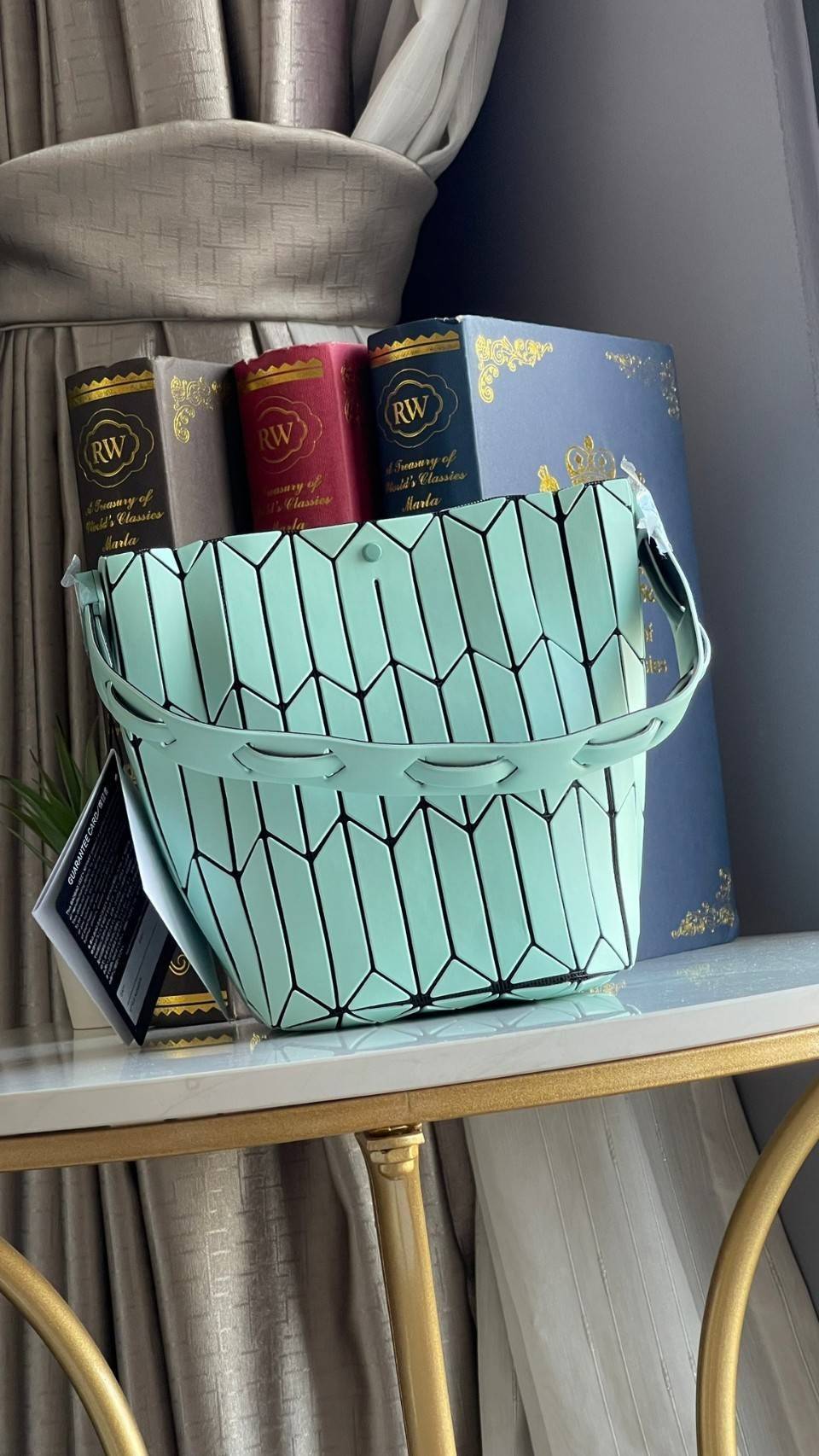 small : BAO BAO ISSEY MIYAKE SMALL BUCKET เป็นกระเป๋าบัคเก็ตขนาดเล็กสามารถใช้ใส่กระเป๋าสตางค์และโทรศัพท์มือถือได้ ซีรีย์ใหม่นี้มีจุดเด่นที่แผ่นรูปทรงสี่เหลี่ยมด้านขนานในแนวตั้ง เกิดเป็นรูปทรงสามมิติ