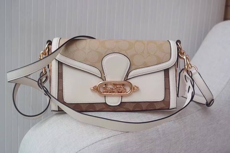 COACH SMALL JADE SHOULDER BAG IN BLOCKED SIGNATURE CANVAS (COACH 2723)🌹 สวยหรู ดูแพงมากๆ กับรุ่นนี้ วัสดุหนังแท้ ผสมแคนวาสอย่างดี หนังนิ่มมากๆ ด้านข้างเป็นหนังลายงูสังเคราะห์ ทรงสวยมากๆ มีสายให้ 2 เส้น สายสั้น และสายยาว ถอดได้ทั้ง 2 สาย จะถือเป็นค