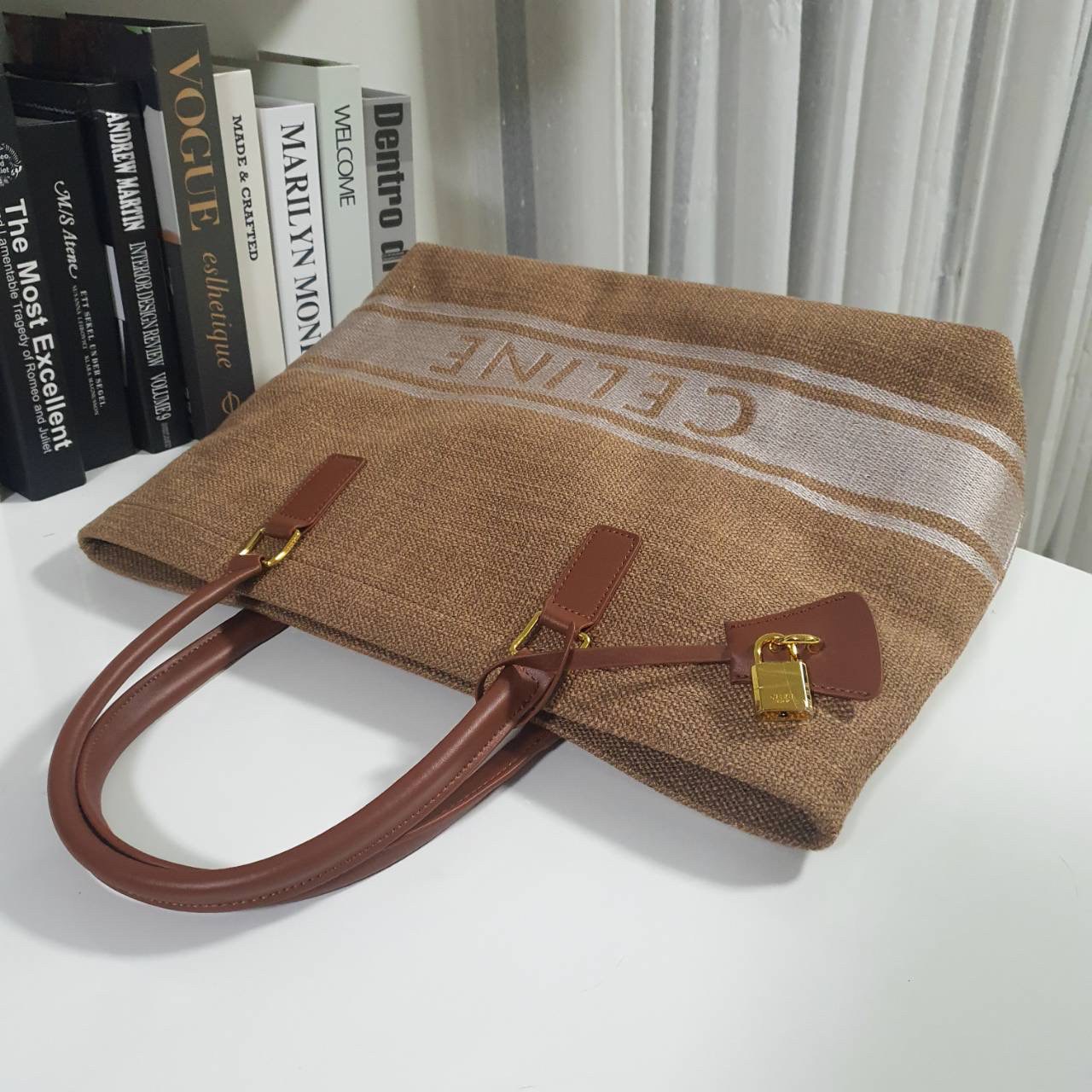 พร้อมส่งที่ไทยกับ CELINE TOTE BAG VIP GIFT WITH PURCHASE (GWP) พรีเมี่ยมกิ๊ฟ Limited Edition จาก PERFUME DUTYFREE COUNTER กระเป๋าสะพายทรง TOTE สุดชิค วัสดุผ้าแคนวาสเต็มใบสกรีนโลโก้แบรนด์ด้านหน้า ด้านในมีข่องใส่ของโล่งกว้าง ใส่ Notebooks ได้ พร้อมช่องซิปอี