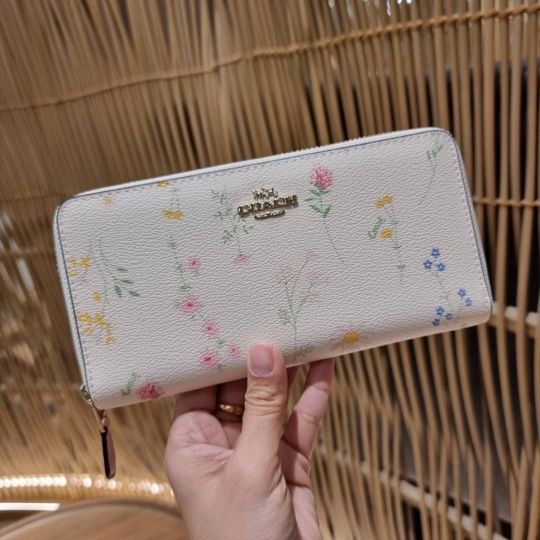 COACH ACCORDION ZIP WALLET IN SIGNATURE CANVAS WITH DAISY BUNDLE / MEADOW PRAIRIE / SPACED WILDFLOWER / DAISY BUNDLE PRINT C0033/F31778/69832 กระเป๋าสตางค์ใบยาว ลวดลายน่ารักน่าใช้มากๆ พื้นเป็นลายซีเอกลักษณ์ วัสดุหนังแคนวาสเคลือบลาย เปิด-ปิดด้วยซิปรอบ ใส่ม