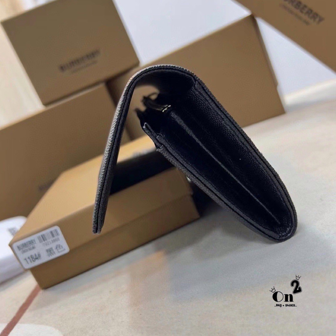 BURBERRY long wallet / BB vintage long wallet กระเป๋าสตางค์ใบยาวแบรนด์หรู เป็นไอเท็มสุดฮิต ติดทุกกระแส แรงไม่เคยตก รุ่น unisex สีไหนใครๆก็ใช้ได้หมด อยู่ที่ใจ!! ❤️ ใบยาวขนาดกำลังเหมาะมือ ถือแล้วขับผิวทุกสี ภายในมีช่องใส่บัตรเยอะ แบ่งสัดส่วนสวย ใส่ธน