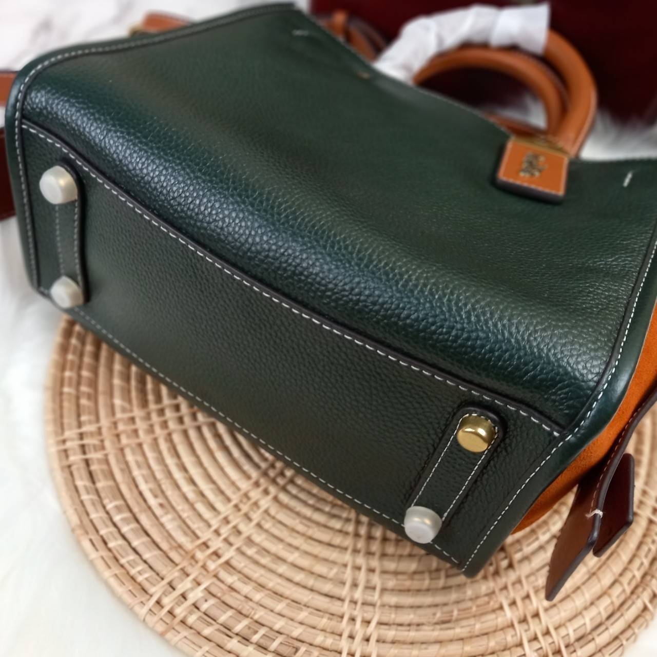 OUTLET 】COACH ROGUE 25 IN COLORBLOCK (C5575) ที่สุดแห่งความหรูหรา สุดคลาสสิค 🌺กระเป๋าหนังแท้คุณภาพเยี่ยม สัมผัสนิ่มละมุนจนต้องหลงรัก ด้านข้างเพิ่มความสวยเก๋ด้วยหนังกลับ อยู่ทรงสุดสวย น่าใช้ น่ามอง จนใครๆต้องเหลียวหลังตาม//ด้านในมี 2 ช่องกว้าง กับอ