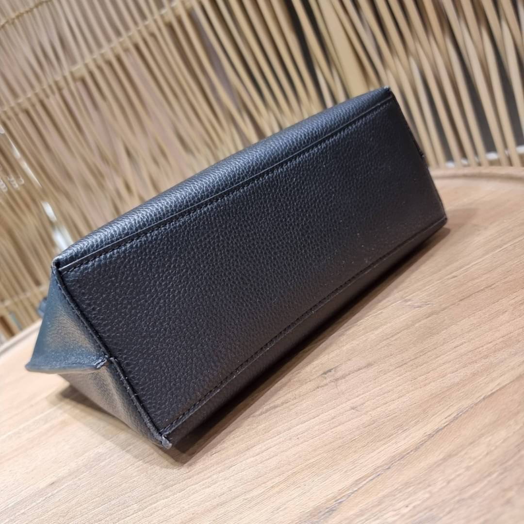 OUTTLET 】COACH MOLLIE TOTE 25 (C4250 C4084) น้องคนสวยอีกหนึ่ง!! กระเป๋าโท้ทไซส์เล็กที่สาวๆหลงรัก ดีไซน์คลาสสิคเหมือนเดิม เพิ่มเติมคือสะดวกขึ้นเยอะ!! ย่อส่วนมาจากใบใหญ่เป๊ะๆ น่ารักน่าใช้มากๆ วัสดุหนัง crossgrain ทนทาน ใช้งานง่าย เรียบหรูดูดีม้าก!! ภายในโล่