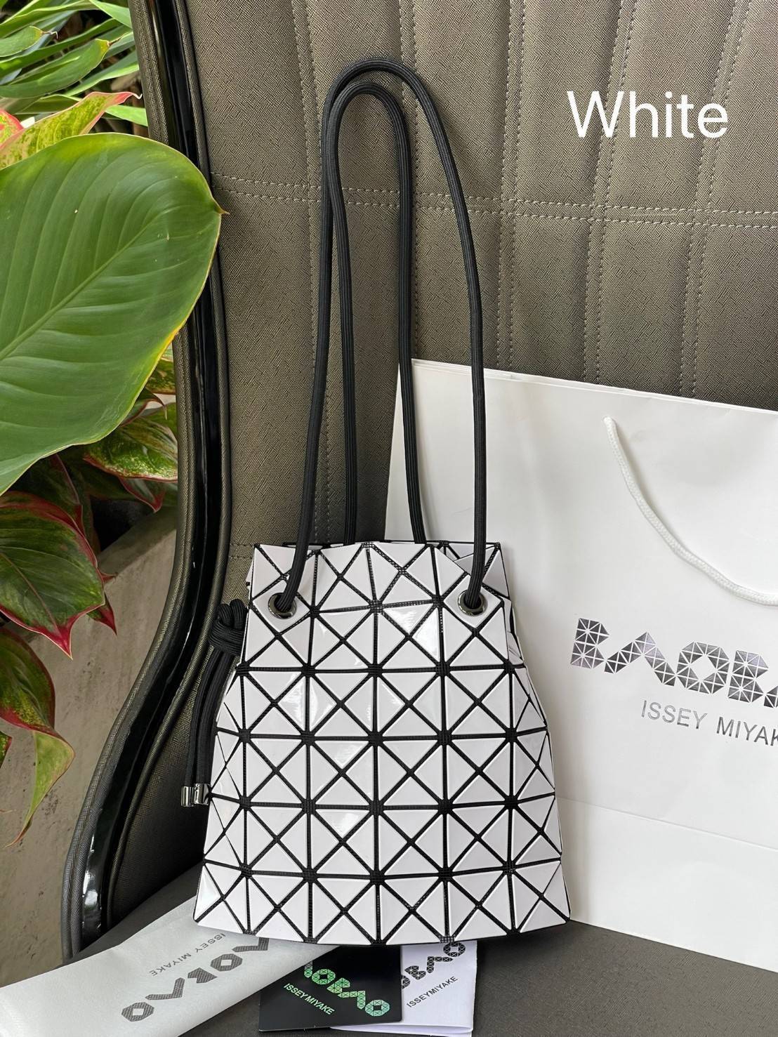Baobao Issey Miyake Wring Small Bag กระเป๋าสะพายครอสบอดี้พร้อมสายรูดเปิดปิด สามารถปรับความยาวของสายได้ตามสไตล์ความชื่นชอบ ด้วยดีไซน์ทรงน่ารัก เหมาะสำหรับให้สาวๆหยิบใช้ในวันสบายๆ แต่เต็มเปี่ยมไปด้วยความคล่องแคล่ว ไฮไลต์ของซีซั่นนี้คือกระเป๋าที่มาพร้อมกับเช