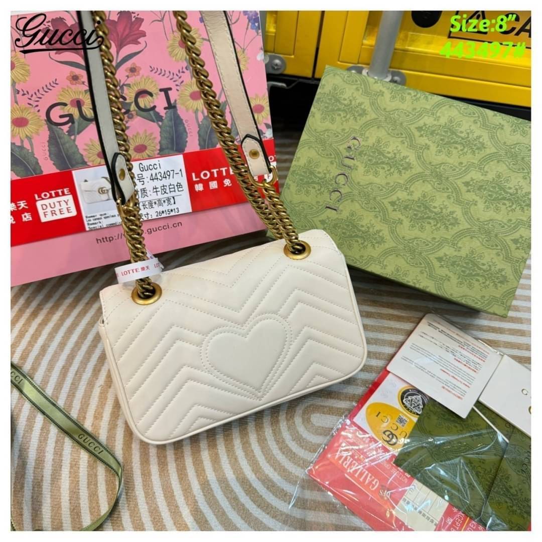 GUCCI GG Marmont shoulder bag กระเป๋าสะพายข้างรุ่นคลาสสิค สะพายขับผิว ดูแพง อัพลุคได้สบายๆ เปิด-ปิดด้วยตัวกดล็อคแน่นหนา ด้านหลังดีไซน์รูปหัวใจ