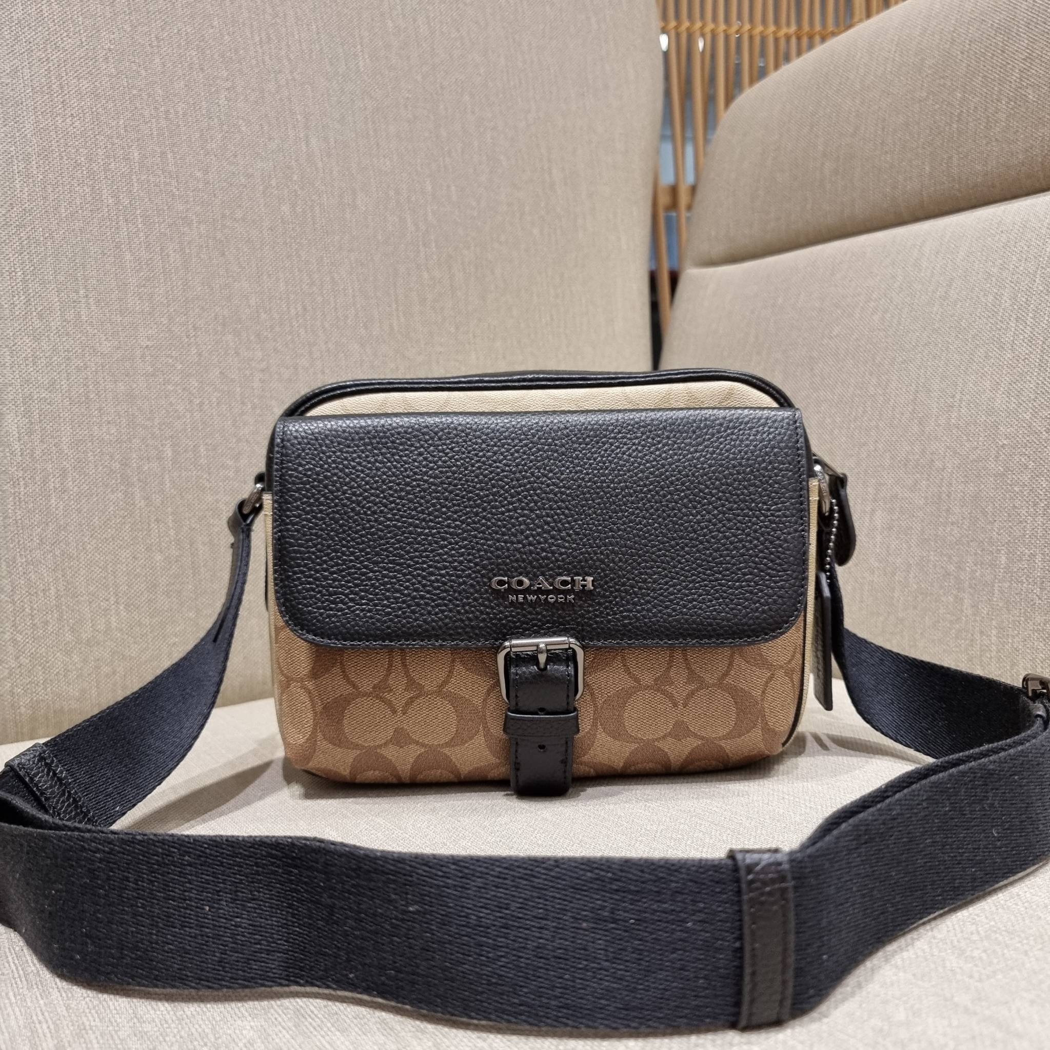 COACH C6080 HUDSON CROSSBODY IN BLOCKED SIGNATURE CANVAS ยกความคูลมาให้หนุ่มๆถึงที่!! ไอเท็มเด็ดหายาก กระเป๋าสะพายข้างดีไซน์ตัดสี เท่ไม่ซ้ำ วัสดุหนังแคนวาสสลับหนัง pepble ทนทาน ใช้งานง่าย ด้วยฝาปิดแบบกระดุมแม่เหล็กด้านหน้า และซิปที่ช่องหลัก ใช้ของได้เลยแบ