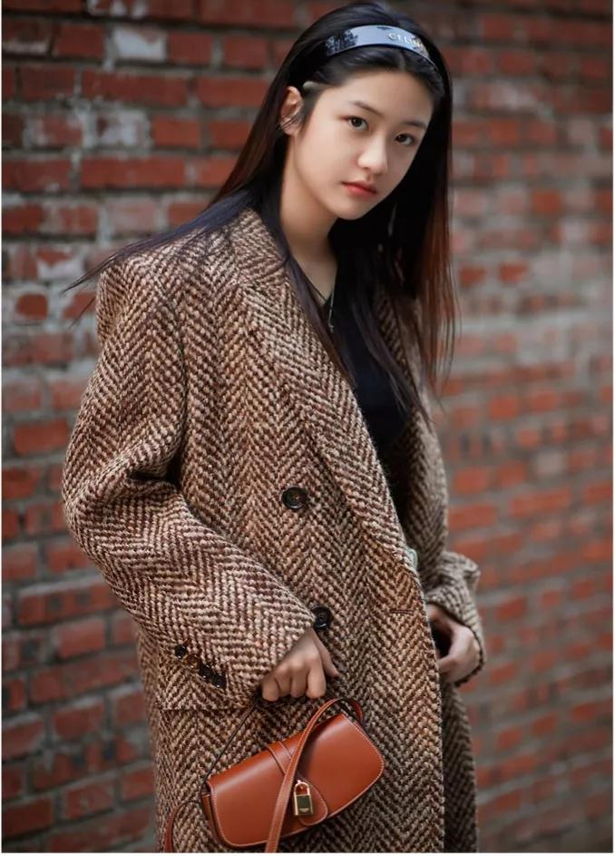 VIP 】CELINE TABOU CLUTCH BAG CELINE MINI CROSSBODY BAG (GWP) วัสดุ Triomphe Canvas หนังสวยอยู่ทรงกันน้ำได้ ขนาดกำลังน่ารัก การออกแบบที่เน้นความเรียบแต่หรู มาพร้อมสายสะพายสั้นและสายสะพายยาว สำหรับสะพายไหล่ สายปรับระดับสั้น-ยาวได้ (ถอดไม่ได้) โดดเด่นที่ด้าน