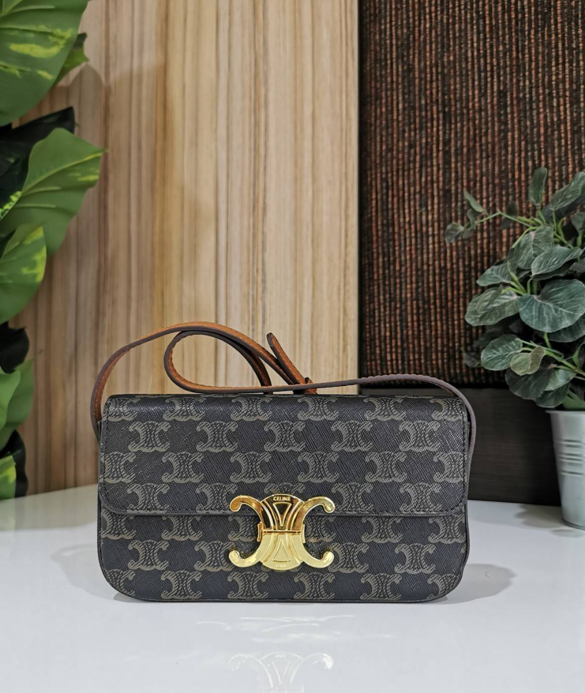 พรีเมี่ยมกิ๊ฟแท้ 100% 】CELINE TRIOMPHE SHOULDER BAG VIP GIFT WITH PURCHASE-GWP พรีเมี่ยมกิ๊ฟ Limited Edition จาก CELINE PERFUME DUTY FREE COUNTER วัสดุ TRIOMPHE & LEATHER ดีไซน์ยอดนิยมสไตล์สาว LISA