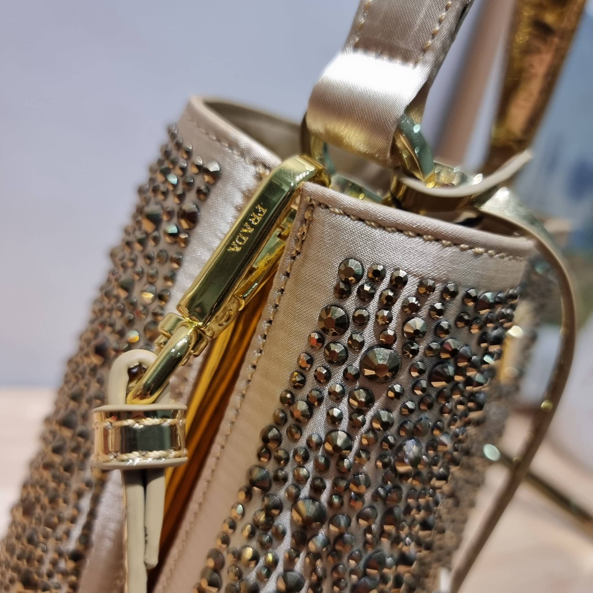 PRADA SMALL PANIER CRYSTAL EMBELLISHED TOTE BAG กระเป๋าสะพายทรงโท้ท ไซส์กำลังสวย หรูหรา โดดเด่น ถือออกงานก็ดูระยิบระยับเล่นแสง ทำให้ดูดีมีราคา