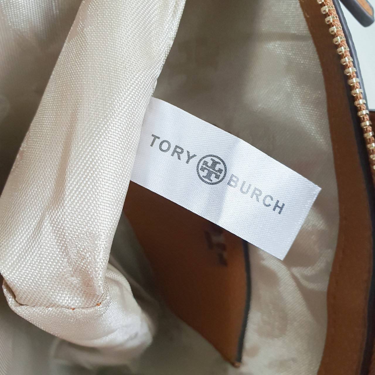 Tory Burch Mcgraw Mini Top Zip Satchel กระเป๋าสะพายทรงสวย ใบขนาดเล็กกำลังดี หนังสวยมาก ปักโลโก้แบรนด์ด้านหน้า เปิดปิดด้วยซิปยาวอะไหล่ทอง บุผ้าไนลอนปั้มลายแบรนด์ด้านใน พร้อมช่องใส่ของ1ช่อง สามารถใส่กระเป๋าสตางค์ใบยาว มือถือ iphone เงิน ของจุกจิกได้ มาพร้อม