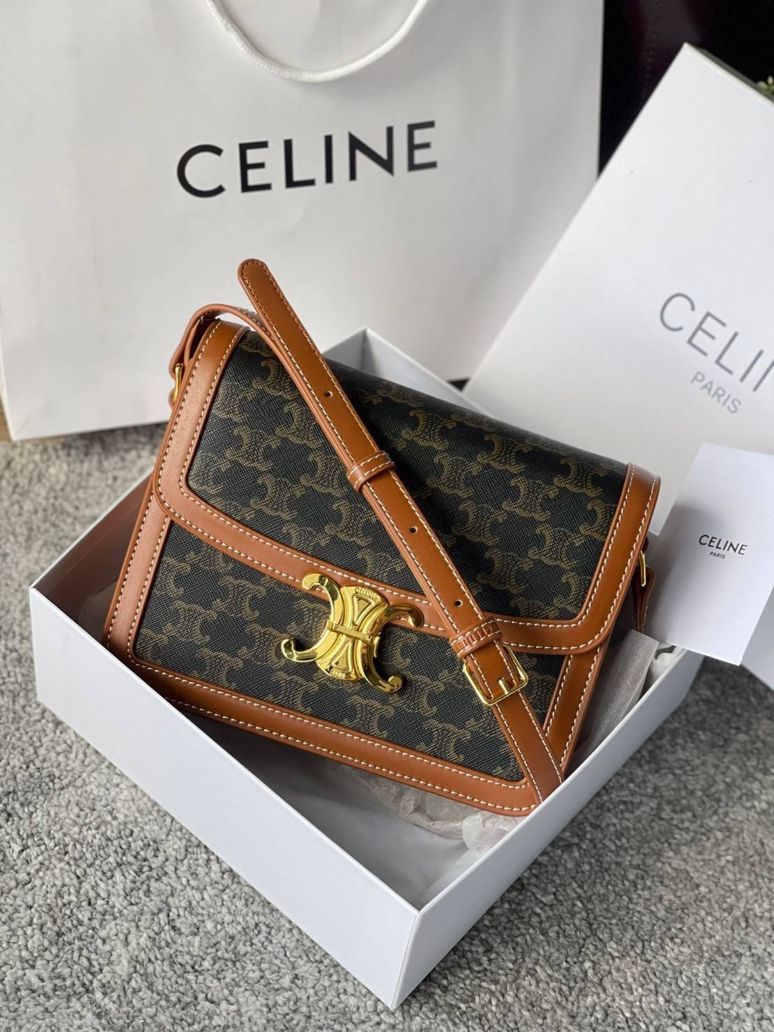 VIP 】Celine TEEN MEDIUM TRIOMPHE BAG IN TRIOMPHE CANVAS สาวๆที่กำลังมองหากระเป๋าน่ารักเอาไว้ใช้ในวันสบาย ๆ แต่ไม่รู้เลือกกระเป๋า Celine รุ่นไหนดี แนะนำรุ่นนี้เลยคะ เป็นกระเป๋าสะพายข้างขนาดกำลังดี สวยแบบคลาสสิก หรูหราด้วยแคนวาสเคลือบลาย Triomphe อีกทั้งยัง
