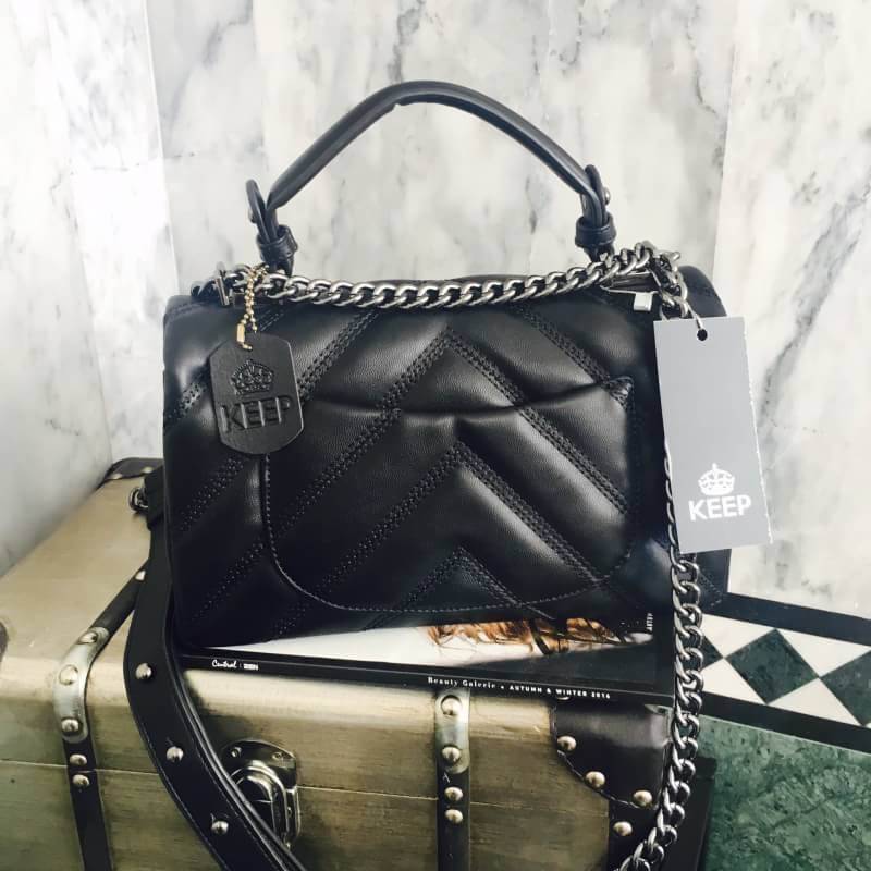สินค้าเข้าใหม่ งานขายดี ทางร้าน ได้กระเป๋า จากแบรนด์ KEEP รุ่น KEEP shoulder coco chain handbag สวย หรู มากๆ เลยน๊า กระเป๋าอยู่ทรง หนังแกะนิ่มมากคะ สายโซ่ มีที่รองไหล่ สะพายสบายคะ สายปรับ สั้น ยาวได้คะ **ใบจริงสวยมาก เข้ากับชุดได้ง่ายมากๆ **ถือหรือสะพายได