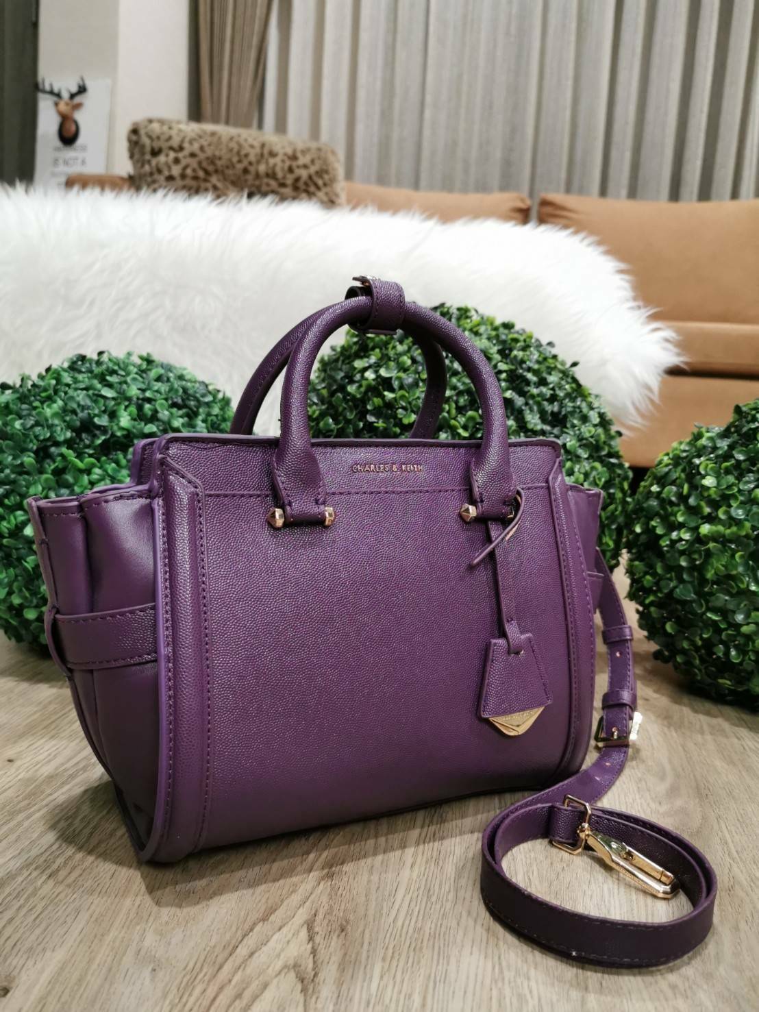 CHARLES & KEITH SAFFIANO TRAPEZE BAG กระเป๋าถือหรือสะพายรุ่นยอดนิยมดีไซน์สวยหรูวัสดุหนังคาเวียร์อยู่ทรง ด้านข้างเเต่งหนังช่องตัดดูมีดีเทล ด้านหน้ามีโลโก้ ด้านหลังมีช่องซิป เปิดปิดด้วยซิปหัวซิปแบรนด์ หูจับเเข็งแรง พับลงได้ พร้อมสายสะพายหนังปรับระดับได้ถอดไ