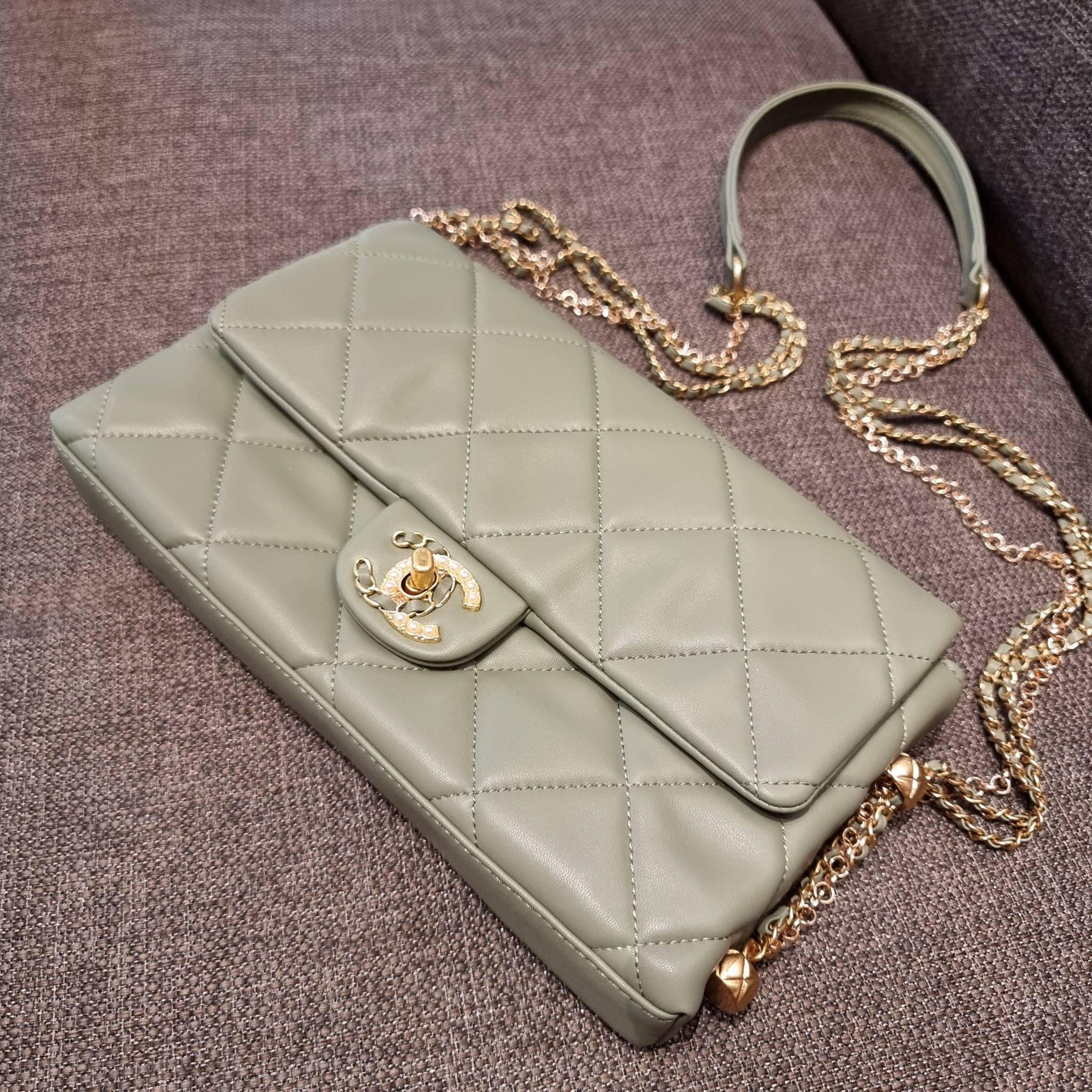 VIP 】สวยหรูพร้อมเสิร์ฟ!! กับไอเท็มสุดเลิฟจาก Chanel กระเป๋าสะพายที่สุดของความคุ้มค่า วัสดุหนังแกะนิ่มเต็มใบ เปิด-ปิดกระเป๋าด้วยตัวบิดล็อค ภายในกระเป๋าบุผ้าสวยหรู มีช่องโล่งกว้างจุของได้สบาย ใส่โทรศัพท์ กระเป๋าสตางค์ได้ มีช่องซิป 1 ช่อง ช่องย่อย 1 ช่อง ดีเ