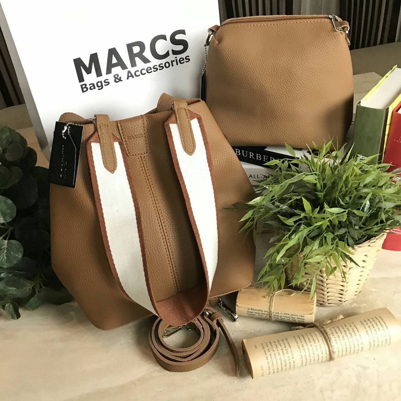 MARCS 2WAYS SHOULDER BAG 2018 New arrival กระเป๋าถือหรือสะพาย 2 in 1 รุ่นใหม่ล่าสุด ดีไซน์สไตล์ Hermes สุดคลาสสิค ซื้อ 1 ได้ถึง 2 ใบ ทั้งใบใหญ่ & ใบเล็กเข้าชุดกัน พร้อมสายสะพาย 2 แบบ 2 สไตล์สลับใช้ได้ไม่จำเจ วัสดุหนังแกะสังเคราะห์นิ่มสวย ขนาดกำลังดี ใบใหญ