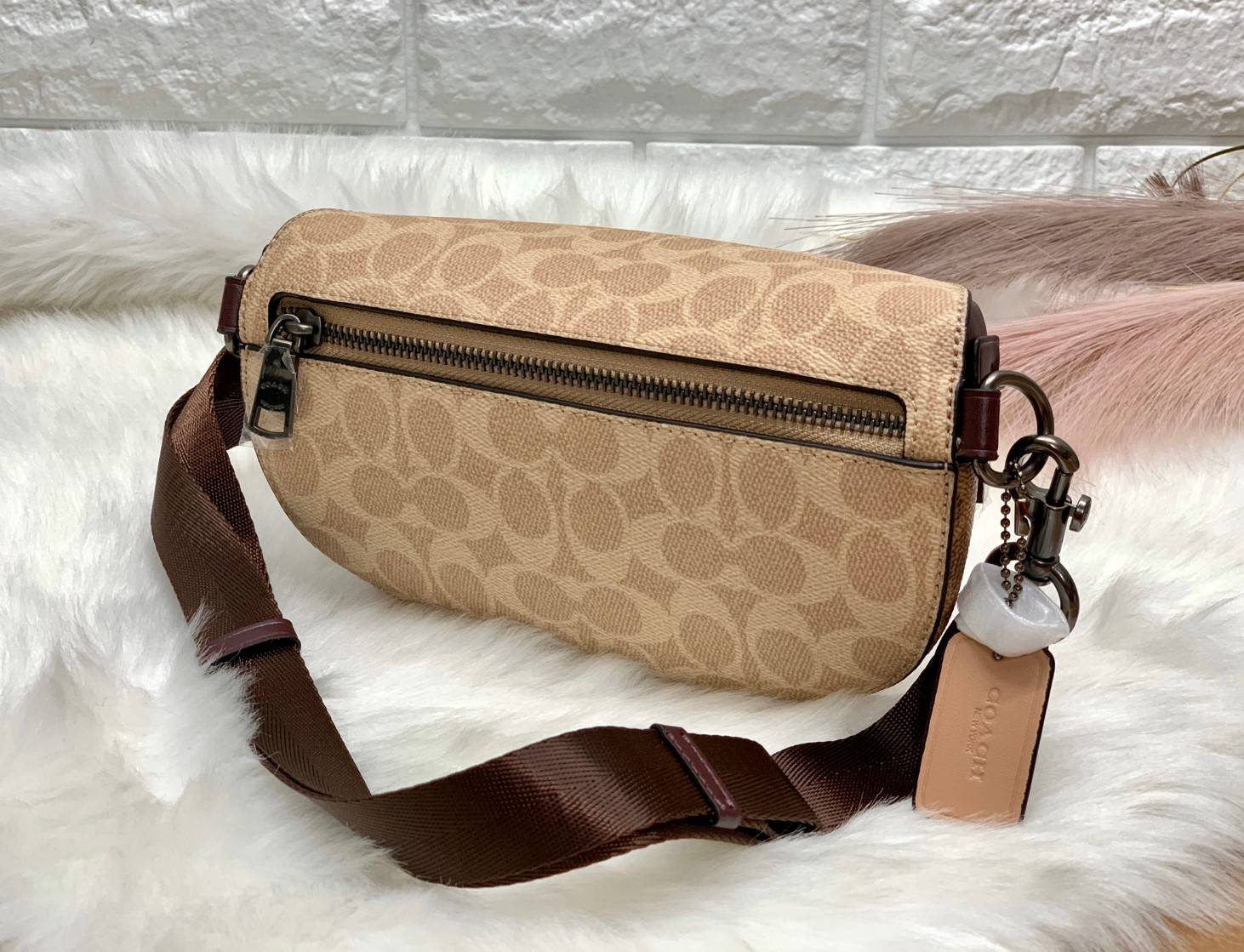 Coach Bethany Belt Bag In Signature With Blossom Print 🌸สวยงาม น่าใช้มากๆค่ะ กระเป๋าคาดอก ลาย C+รูปดอกไม้ด้านหน้าสวยโดดเด่นมากๆค่ะ มีช่องซิปหลักด้านหน้า ใส่มือถือได้ทุกรุ่น;กระเป๋าเงินใบกลางได้;พาสปอร์ตได้ค่ะ ด้านหลังมีช่องซิปให้อีกช่องนะคะ สายคาด