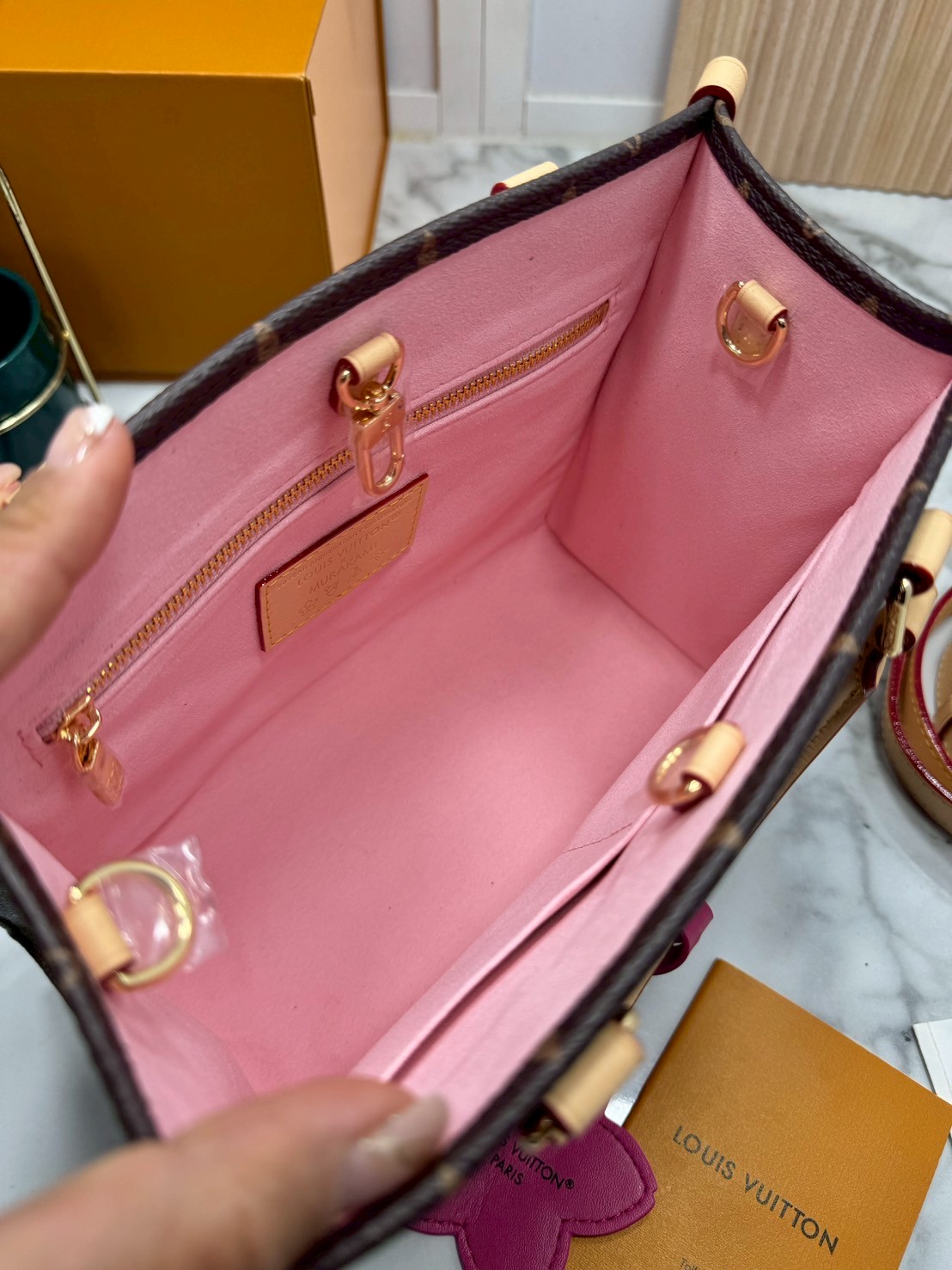 TOP ORI หนังแท้ | เกรดดีสุด LV x TM - OnTheGo Cherry Blossom PM bag กระเป๋าทรงโท้ทที่ใครเห็นต้องเป็นคลั่งรัก ปรับลุคให้มีชีวิตชีวาด้วยลายดอกไม้เชอรี่บลอสซั่ม คอลใหม่สุดเอ็กซ์คลูซีฟ