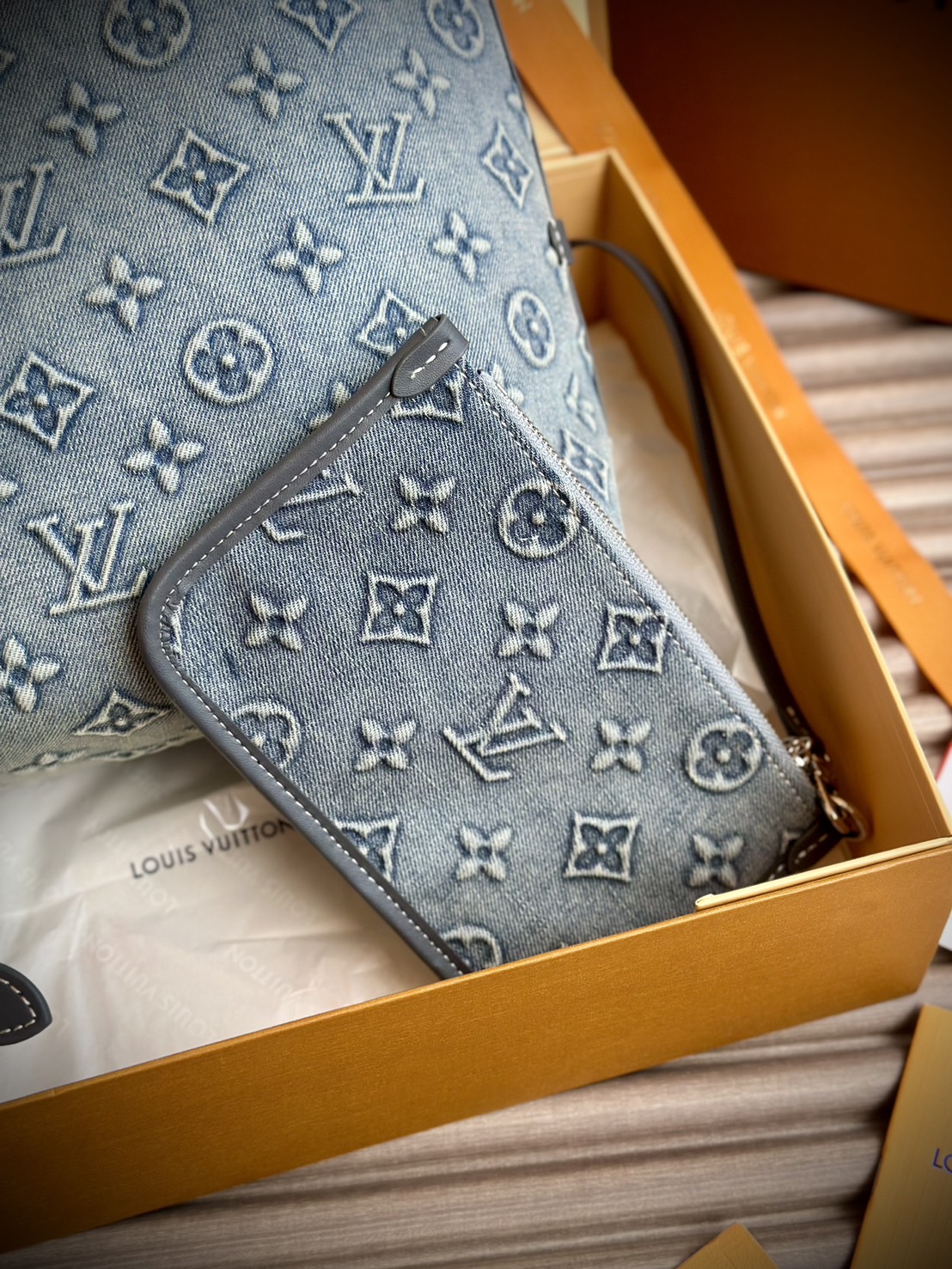 LV Carryall Denim Vintage Tote Bag กระเป๋าทรงโท้ทเดนิมสไตล์วินเทจ รุ่นใหม่ปั้มลายโมโนแกรมบนเดนิมสุดไอคอนิก ที่ใครเห็นต้องเป็นคลั่งรัก ผู้ดี หรูหราได้ทุกลุค ทุกสไตล์