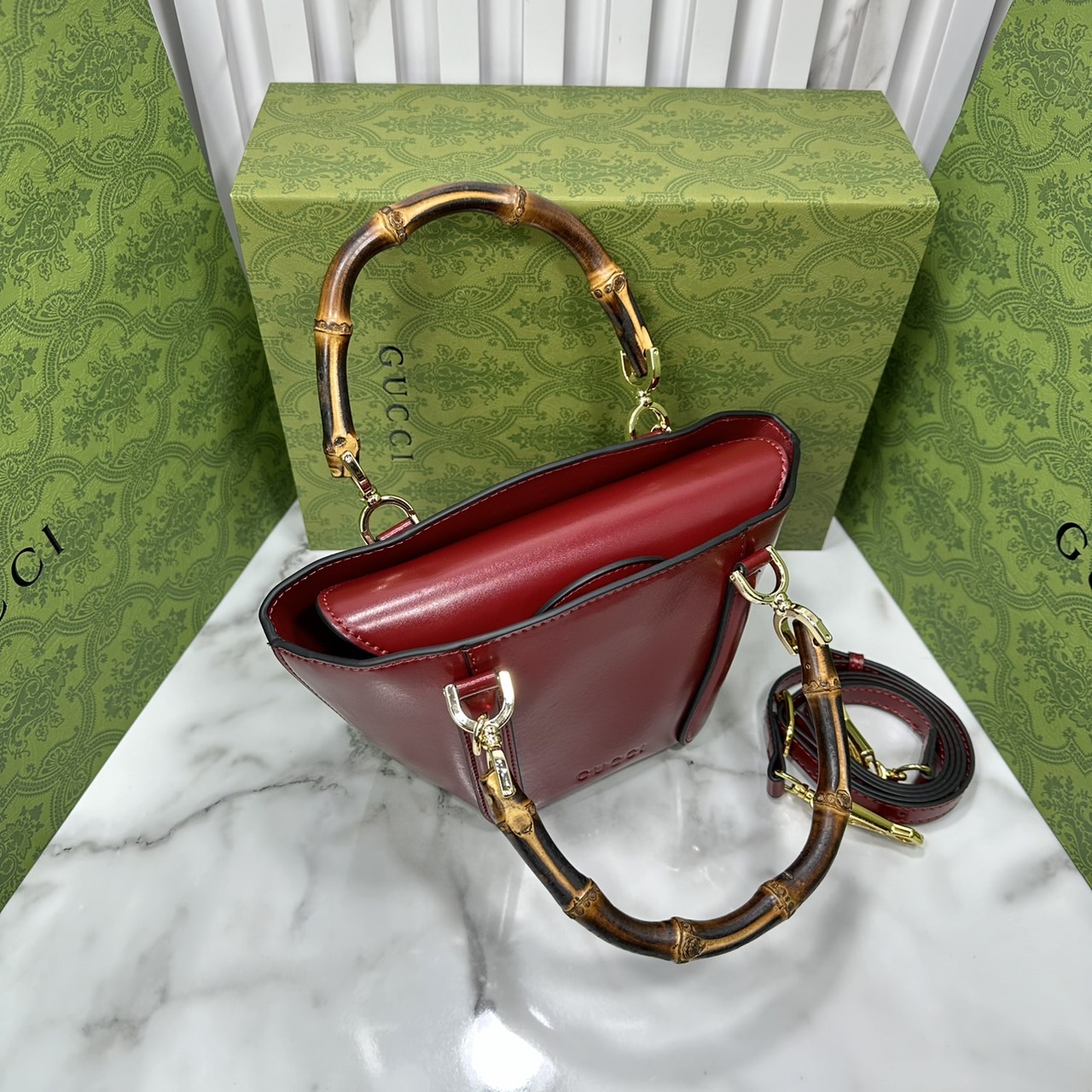 GUCCI Mini bamboo top handle tote bag กระเป๋าสะพายทรงตะกร้า หูจับลายไม้ไผ่ตัดสีได้อย่างลงตัว ถือแล้วดูขับผิวสวยงาม งานหนังแท้หนังเงาดูแพง ให้ความรู้สึกถึงงานฝีมือที่โดดเด่น ด้วยฐานทรงหกเหลี่ยม พร้อมส่งที่นี่ก่อนใคร รีบจับจองเลยน้า