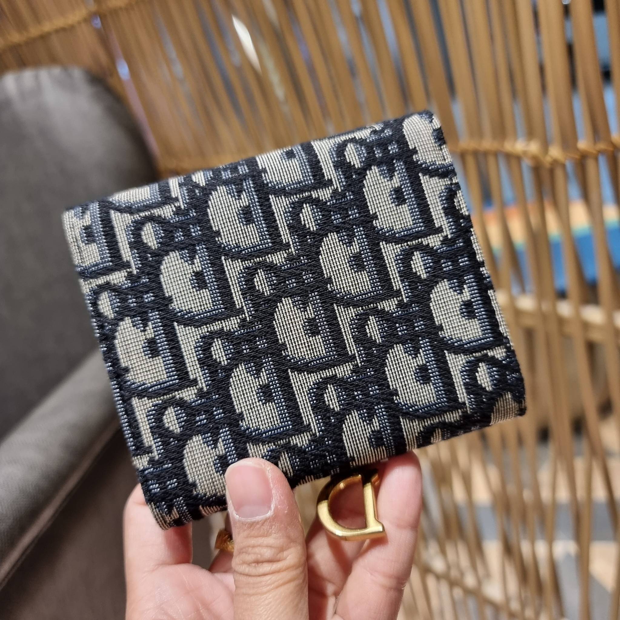 VIP 】CD MULTI WALLET WITH GWP กระเป๋าสตางค์ขนาดเหมาะมือ กะทัดรัดไม่กินพื้นที่ พรีเมี่ยมกิ๊ฟจากเคาน์เตอร์ ดีไซน์แบบพับ ใช้งานง่าย สวยน่ารักน่าใช้ตรงโลโก้ห้อย วัสดุผ้าแคนวาสปักลาย สลับหนังแท้ภายใน ภายในมีช่องใส่บัตร ใส่ธนบัตรได้ สะดวกใช้มากๆ มาพร้อม box set